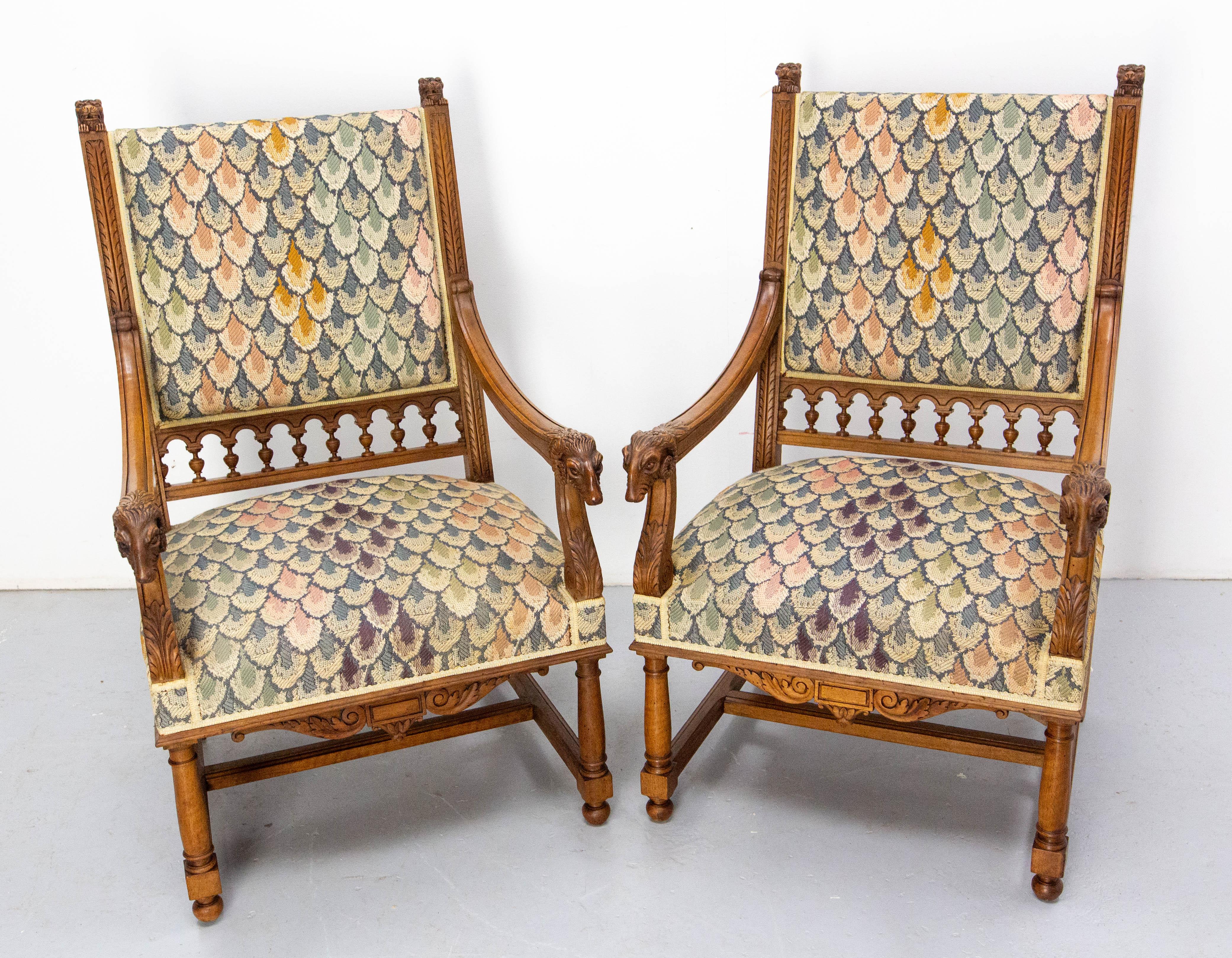 Paire de fauteuils Medaillon de style Louis XVI, fabriqués vers 1900.
Le bois de hêtre est finement sculpté de motifs typiques du style Louis XIII et de têtes de chèvres et de lions.
La sellerie et le tissu ont été changés récemment.
Les cadres sont