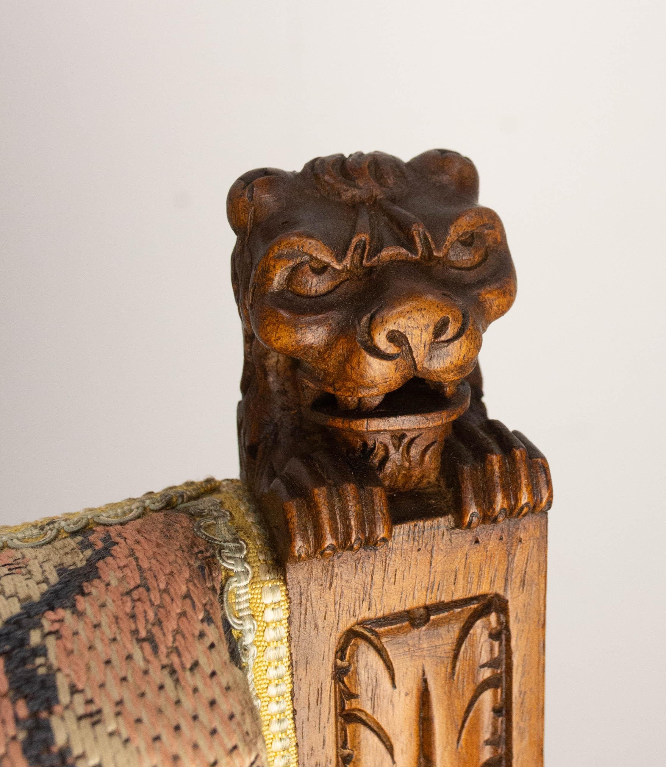 Paire de fauteuils ouverts Louis XIII Fauteuils Têtes de chèvre et de lion c. 1900 en vente 7