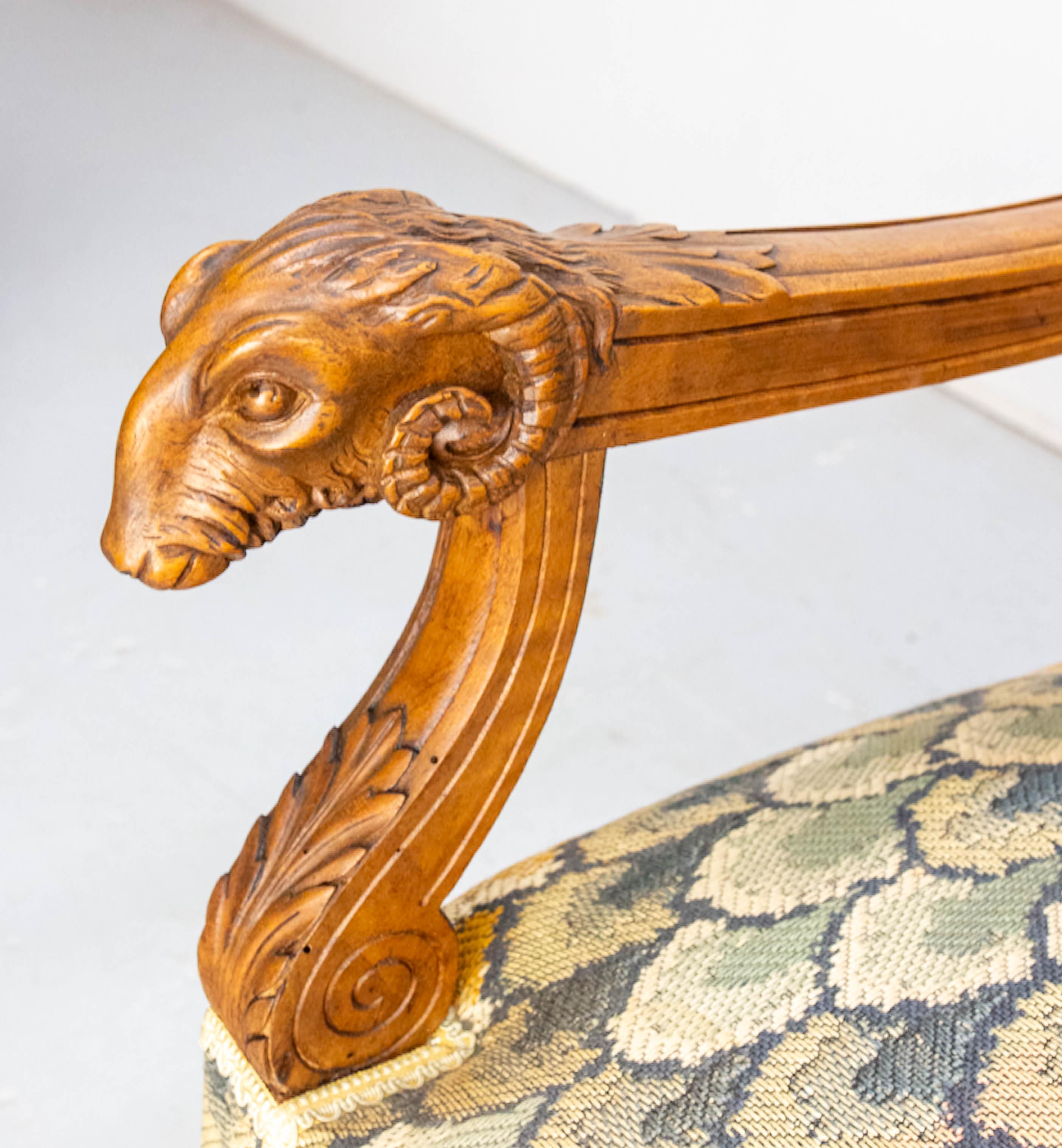 Paire de fauteuils ouverts Louis XIII Fauteuils Têtes de chèvre et de lion c. 1900 en vente 3
