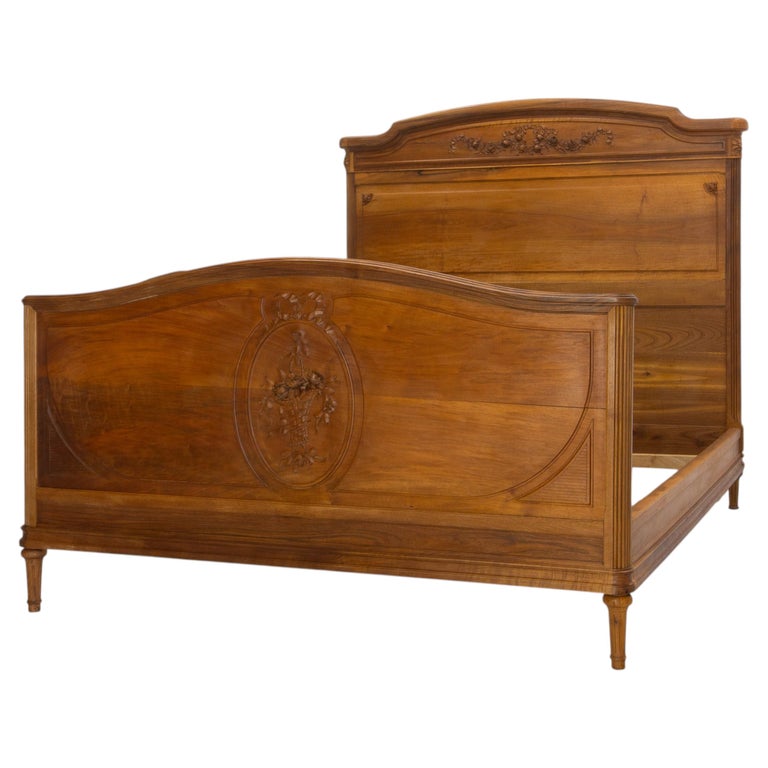 Französisches Bett aus geschnitztem Nussbaumholz, Full Size oder Doppelbett im Stil Ludwigs XVI., um 1900 im Angebot bei 1stDibs Deutschland