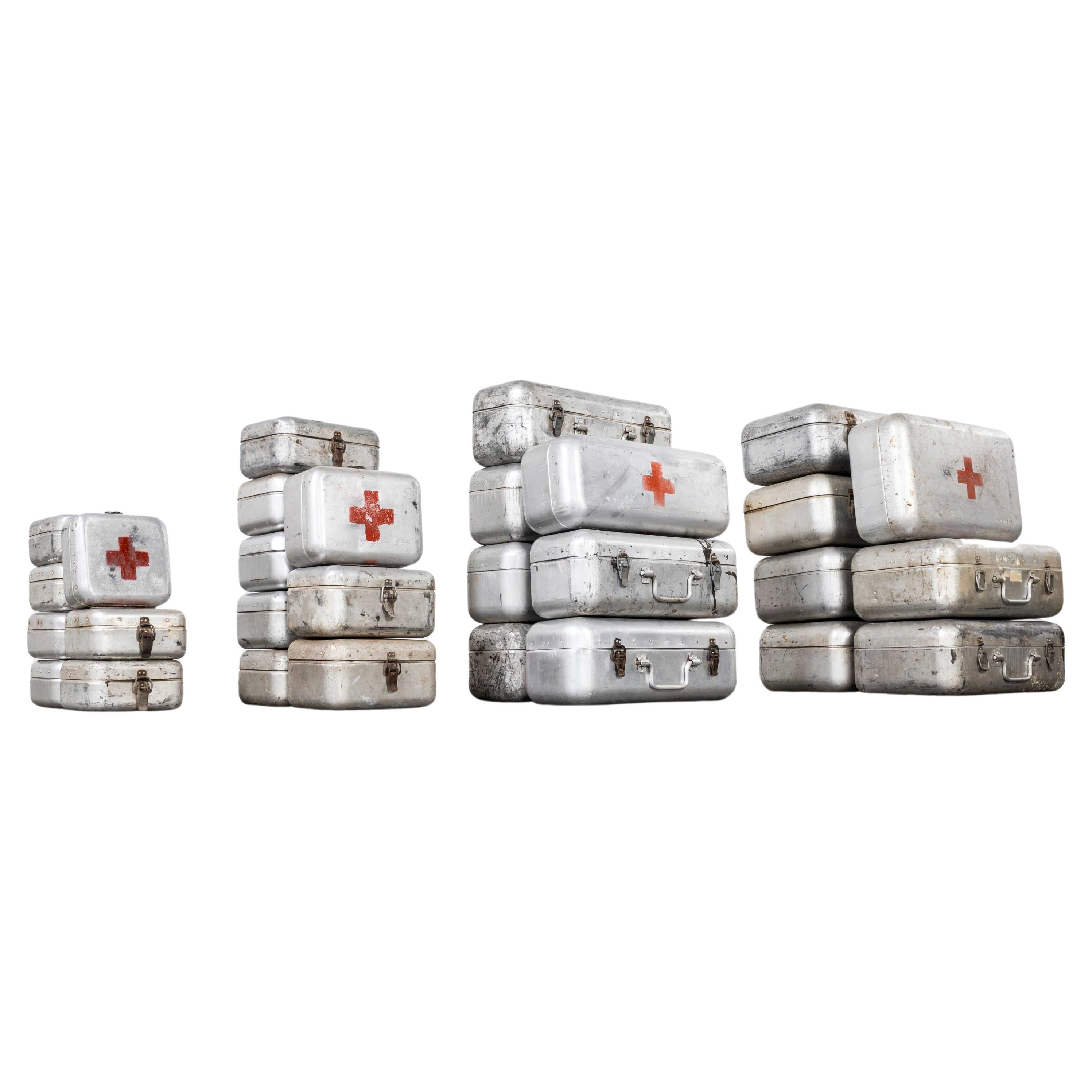 Boîte à rations de survie de la Croix-Rouge en aluminium des années 1960 en vente