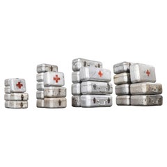 Boîte à rations de survie de la Croix-Rouge en aluminium des années 1960