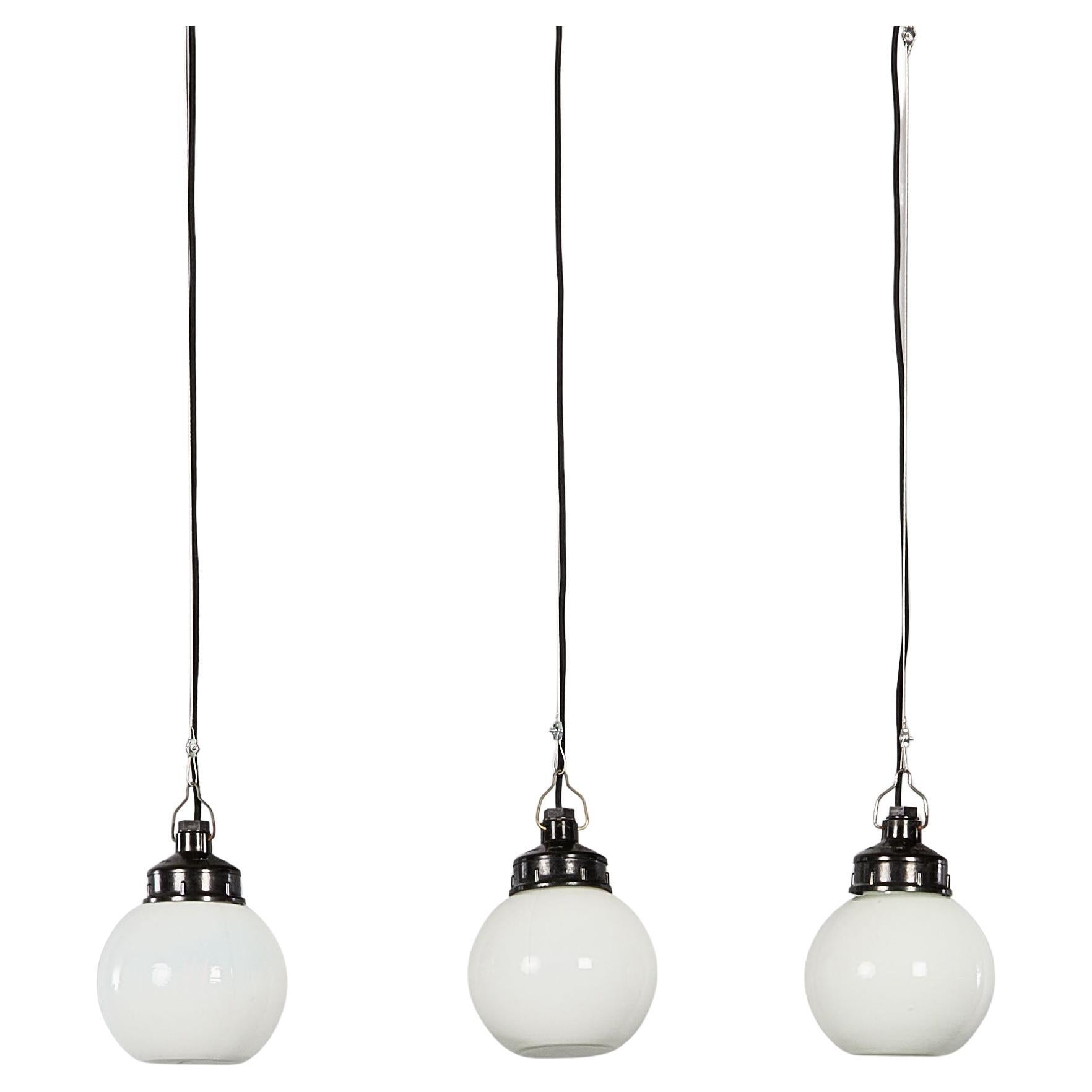 Lampada a sospensione a globo opalino originale degli anni '40 - 18cm in vendita
