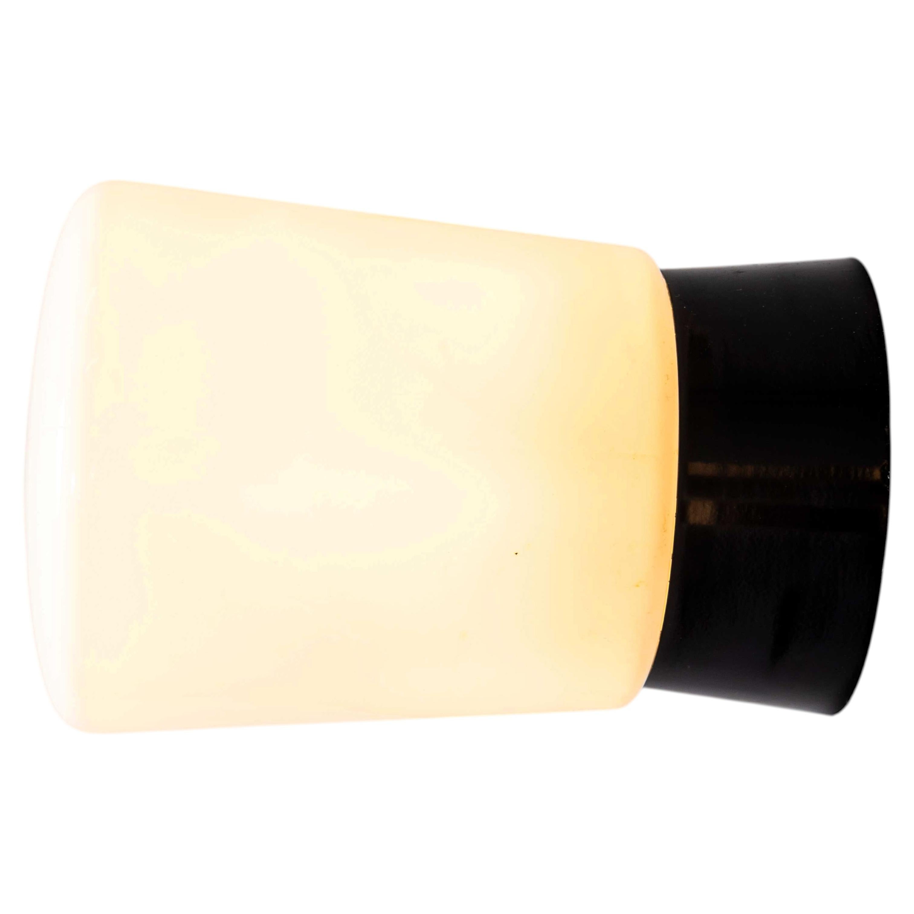 1950's New Old Stock Opaque Knopf Decke oder Wandlampe