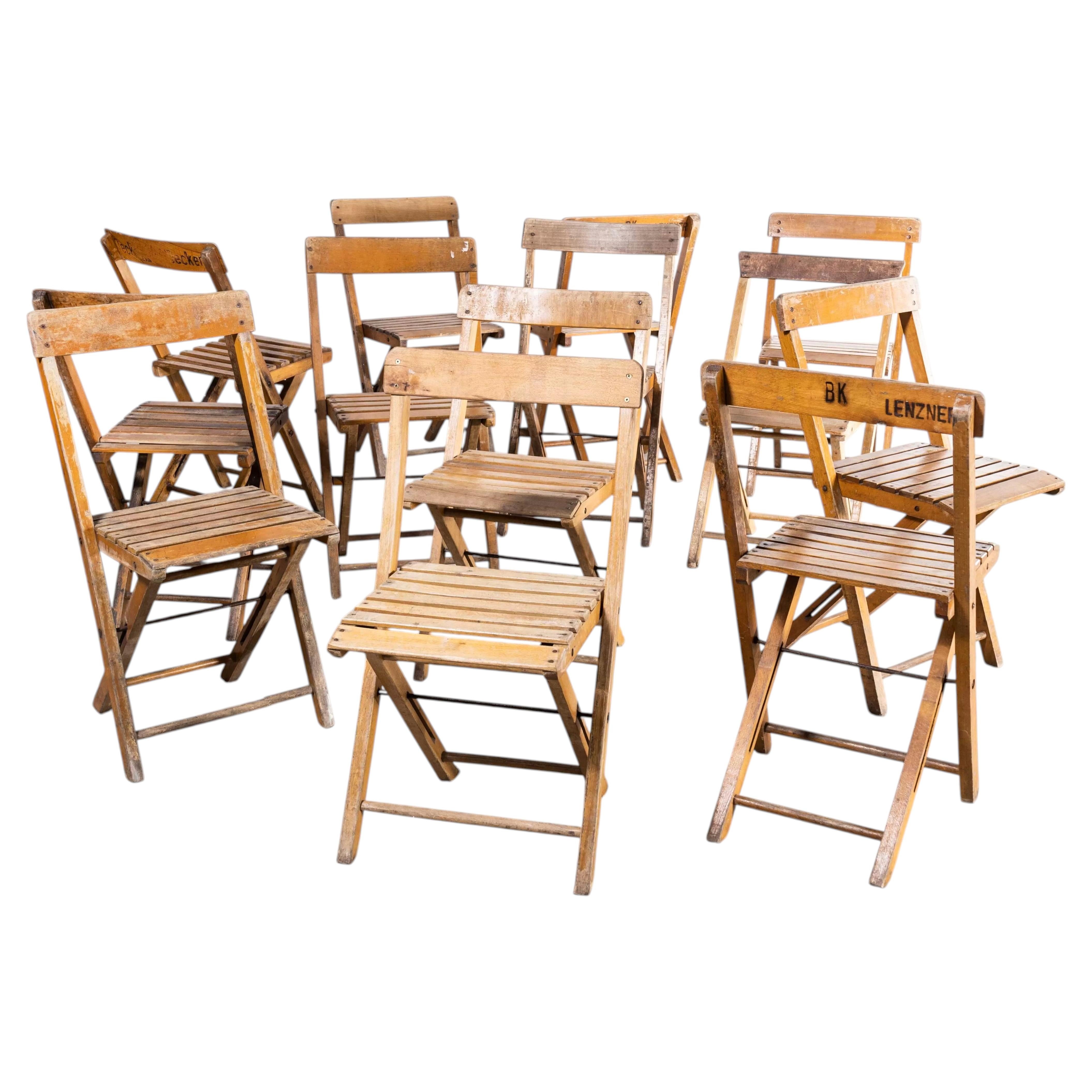 Ensemble de treize chaises pliantes en hêtre des années 1960