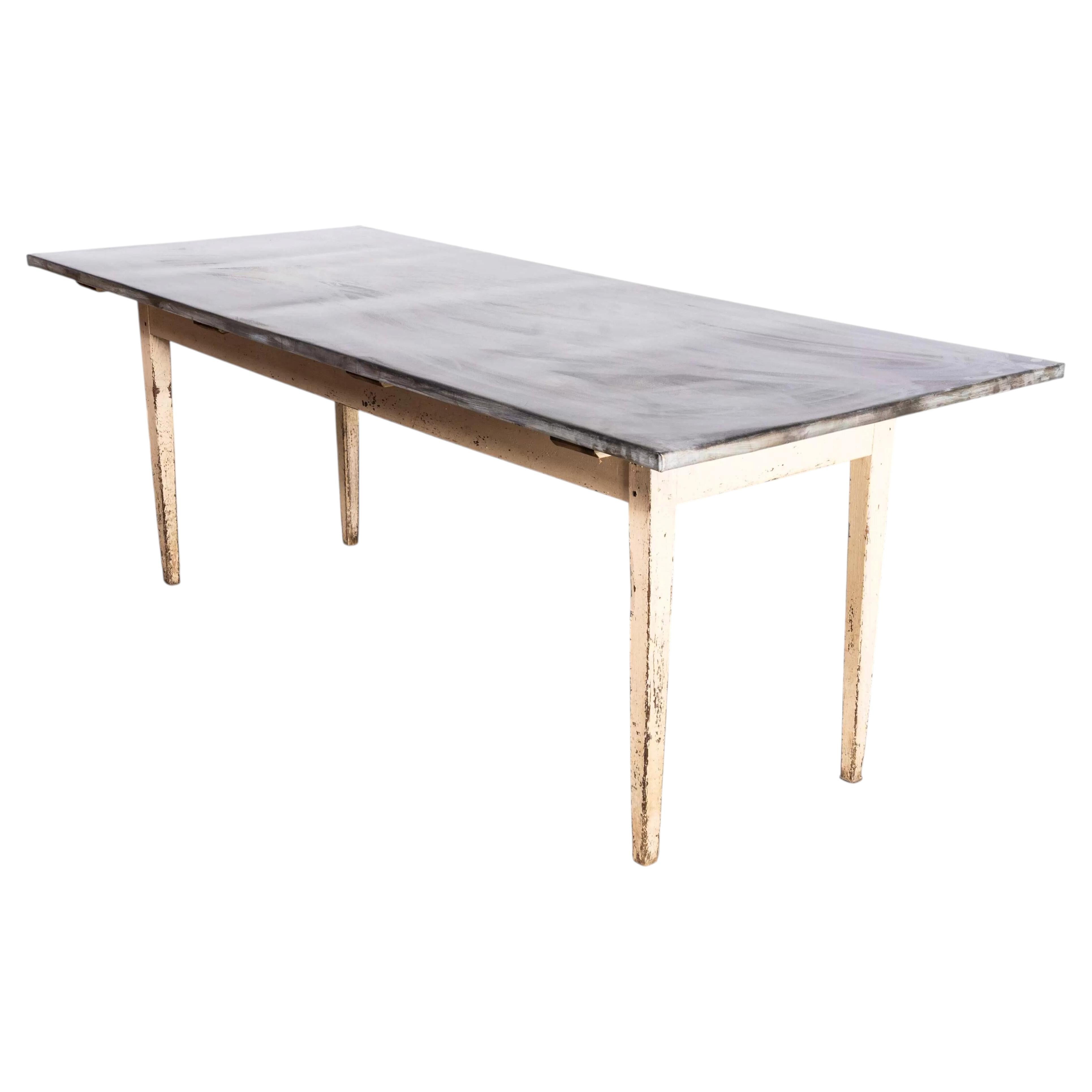 Farmhouse française d'origine des années 1950  Table de salle à manger en zinc