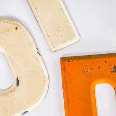 Lettre de marque en émail pour station-service des années 1950 - P