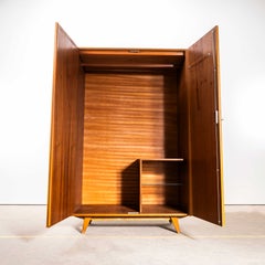 Geräumiger Kleiderschrank aus den 1960er Jahren im Mid-Century-Stil – Interieur Praha – Golden Oak