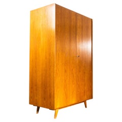 Geräumiger Kleiderschrank aus den 1960er Jahren im Mid-Century-Stil – Interieur Praha – Golden Oak