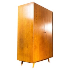 1960’s Good Sized Mid Century Wardrobe – Interieur Praha – Golden Oak