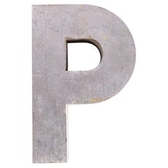 Lettre de panneau en fonte d'aluminium de taille moyenne, des années 1950 - P