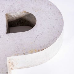 Lettre de panneau en fonte d'aluminium de taille moyenne, des années 1950 - P
