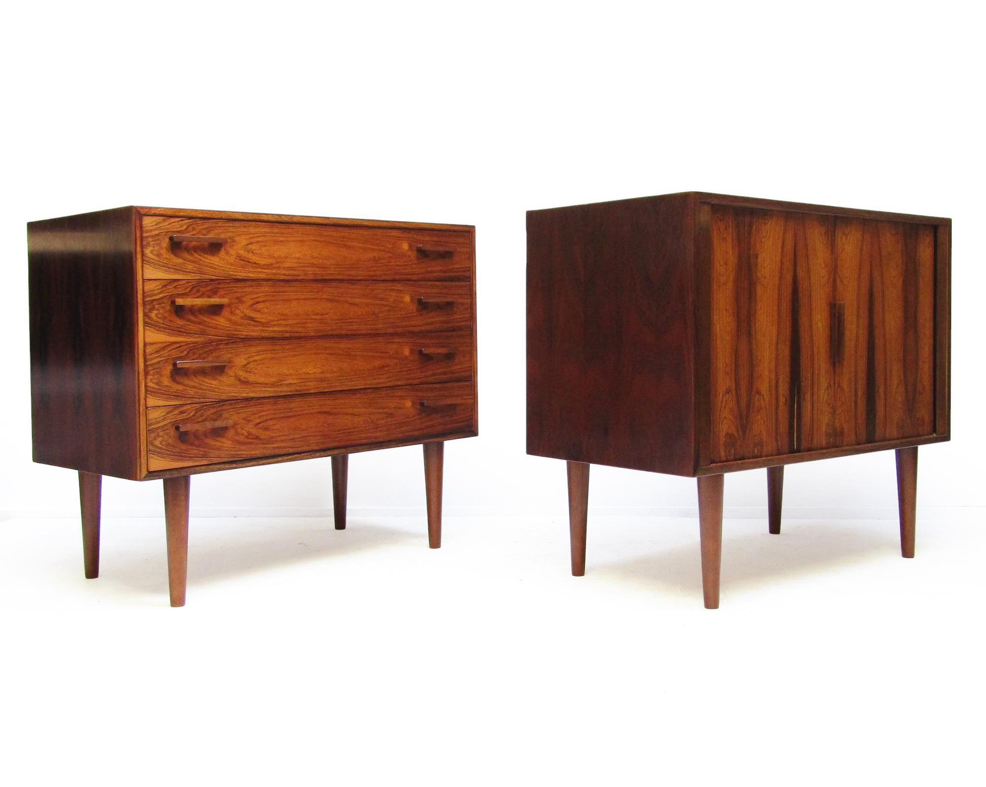 Un bellissimo set di cassettiere e armadietti a tamburo di Kai Kristiansen per FM Mobler.

Di epoca anni '60, sono impiallacciate in palissandro brasiliano.

I quattro cassetti e l'anta a tamburo scorrono senza problemi. L'armadio ha un ripiano