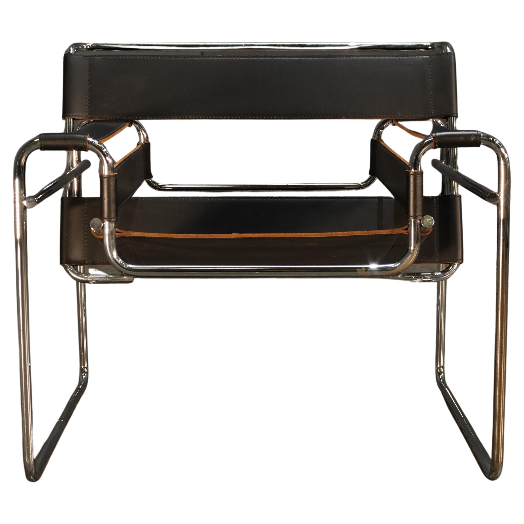 Chaise Wassily : Conçue par Marcel Breuer pour Knoll en 1925, la chaise Wassily est un classique du design moderne. Sa construction en cuir et en métal lui confère une allure élégante et intemporelle. Idéal pour les intérieurs contemporains, offrant
