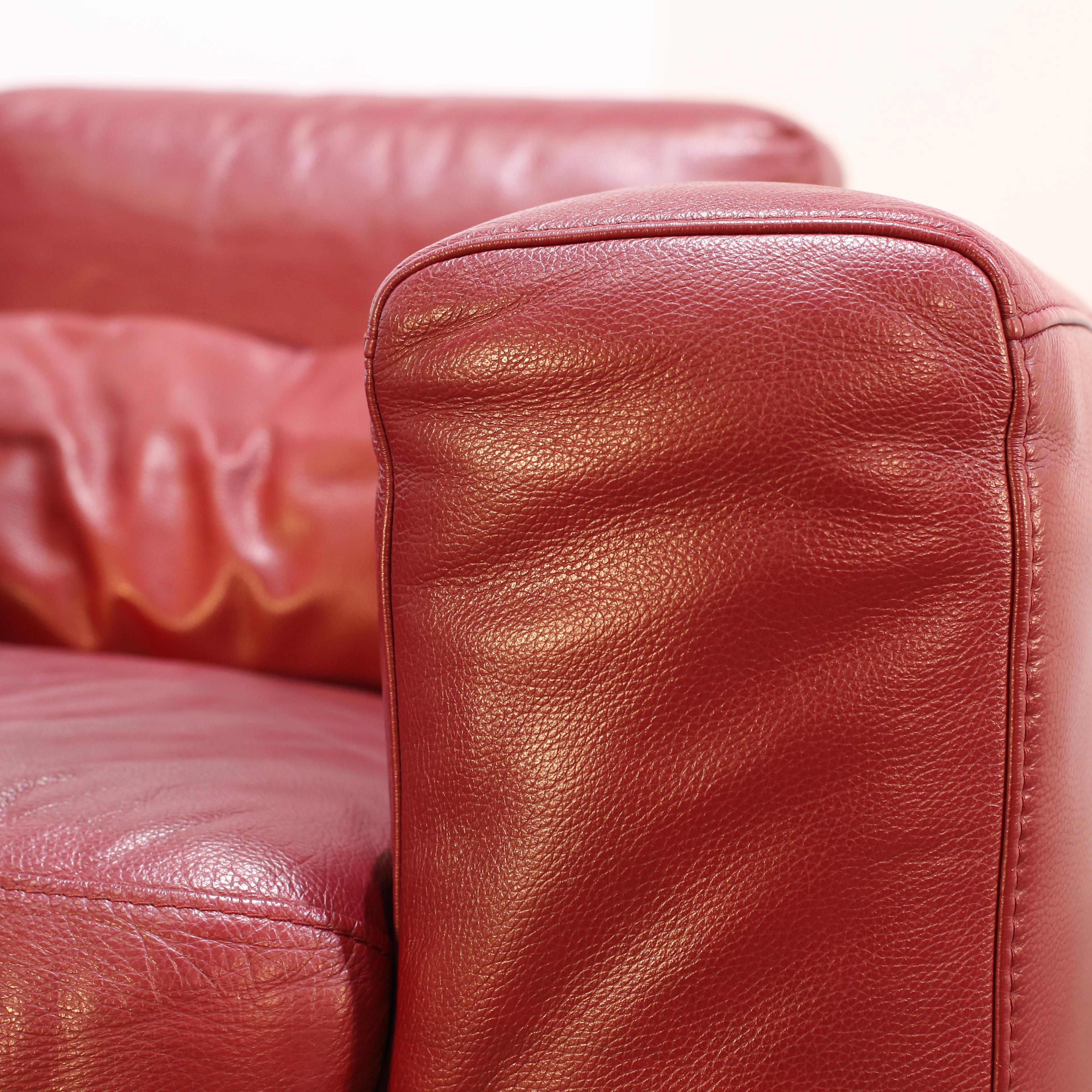 Kesterport Red Leather Armchair In Good Condition For Sale In Basildon, London