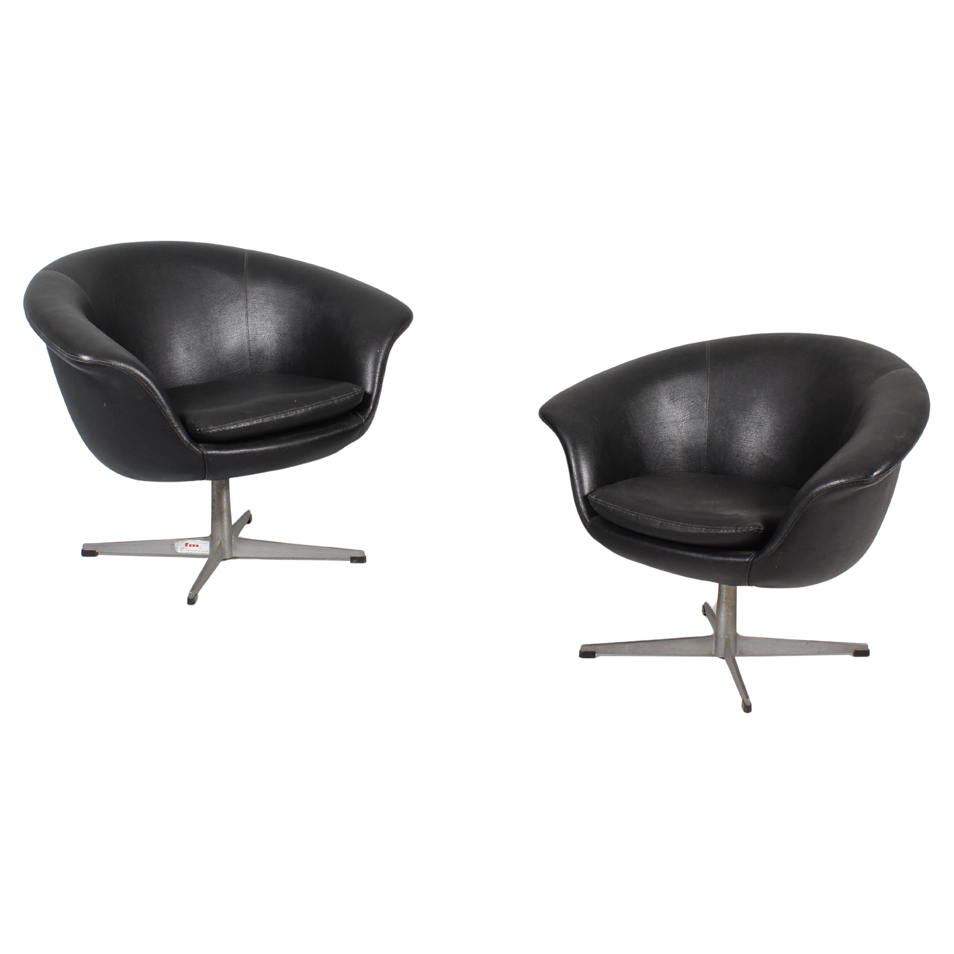 Set di 2 poltrone girevoli in skai e metallo in stile Carl Eric Klote 1960 Svezia in vendita