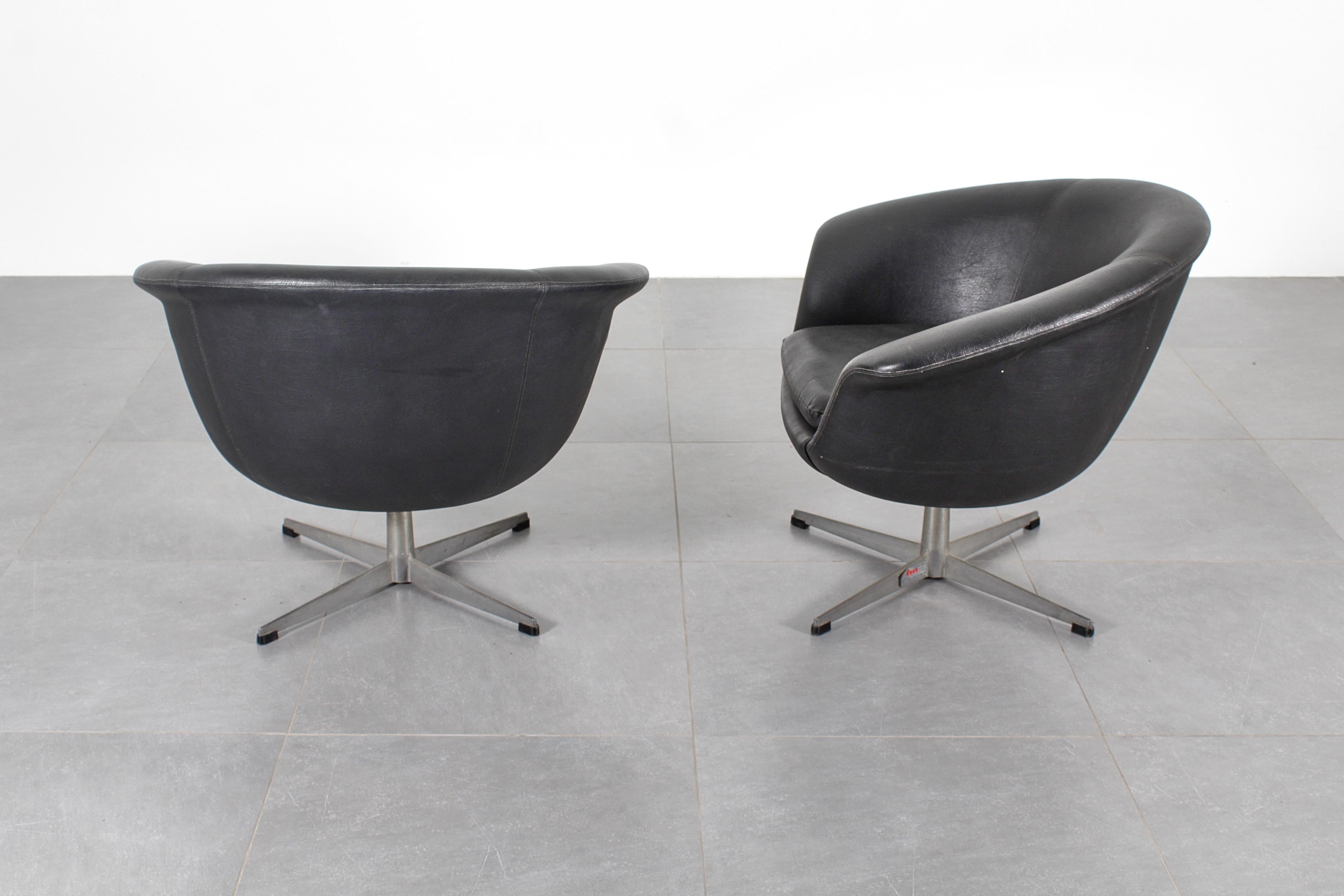 Mid-Century moderno Set di 2 poltrone girevoli in skai e metallo in stile Carl Eric Klote 1960 Svezia in vendita