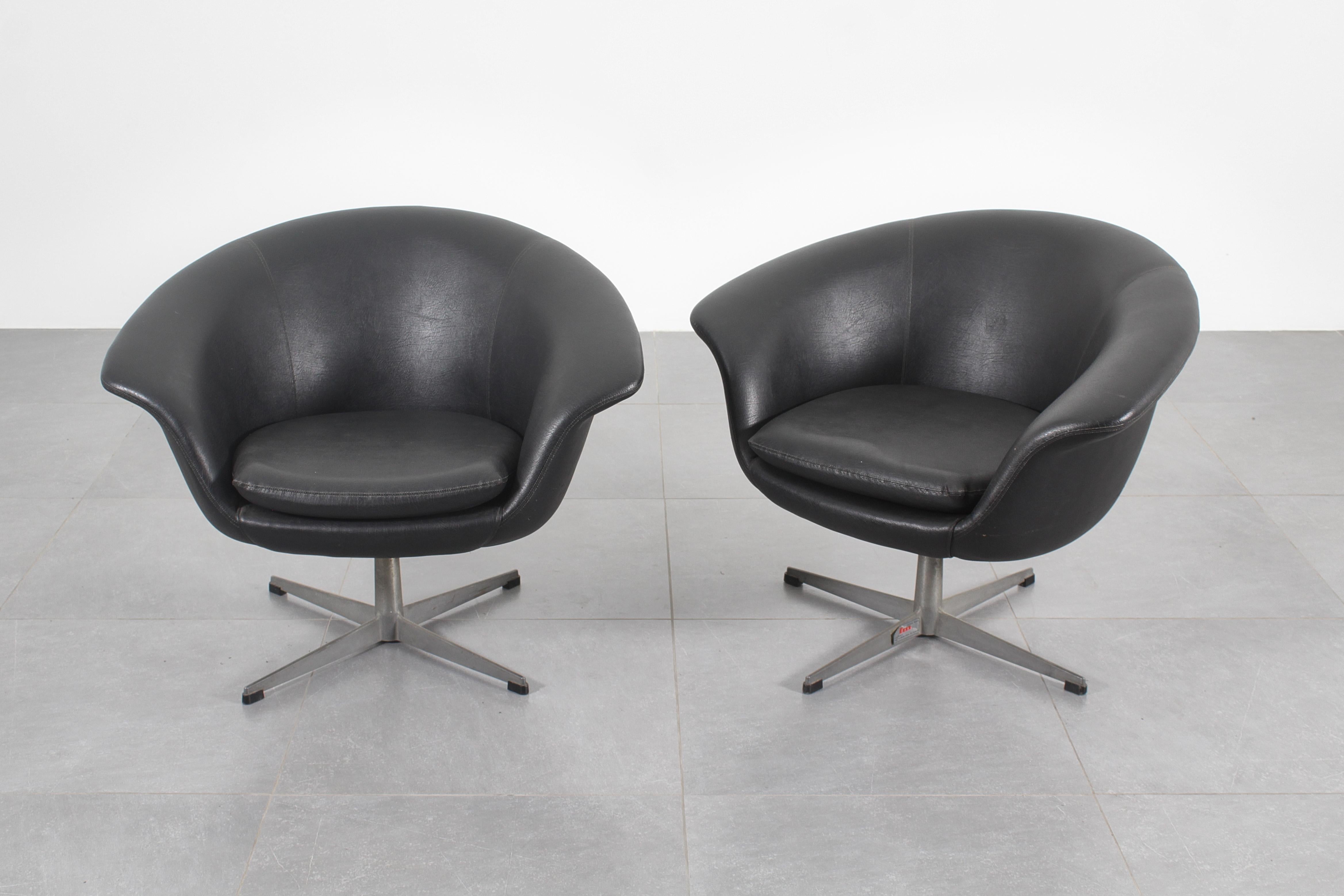 Set di 2 poltrone girevoli in skai nero e metallo.
Nello stile di Carl Eric Klote, produzione svedese degli anni '60. Presenta l'etichetta 