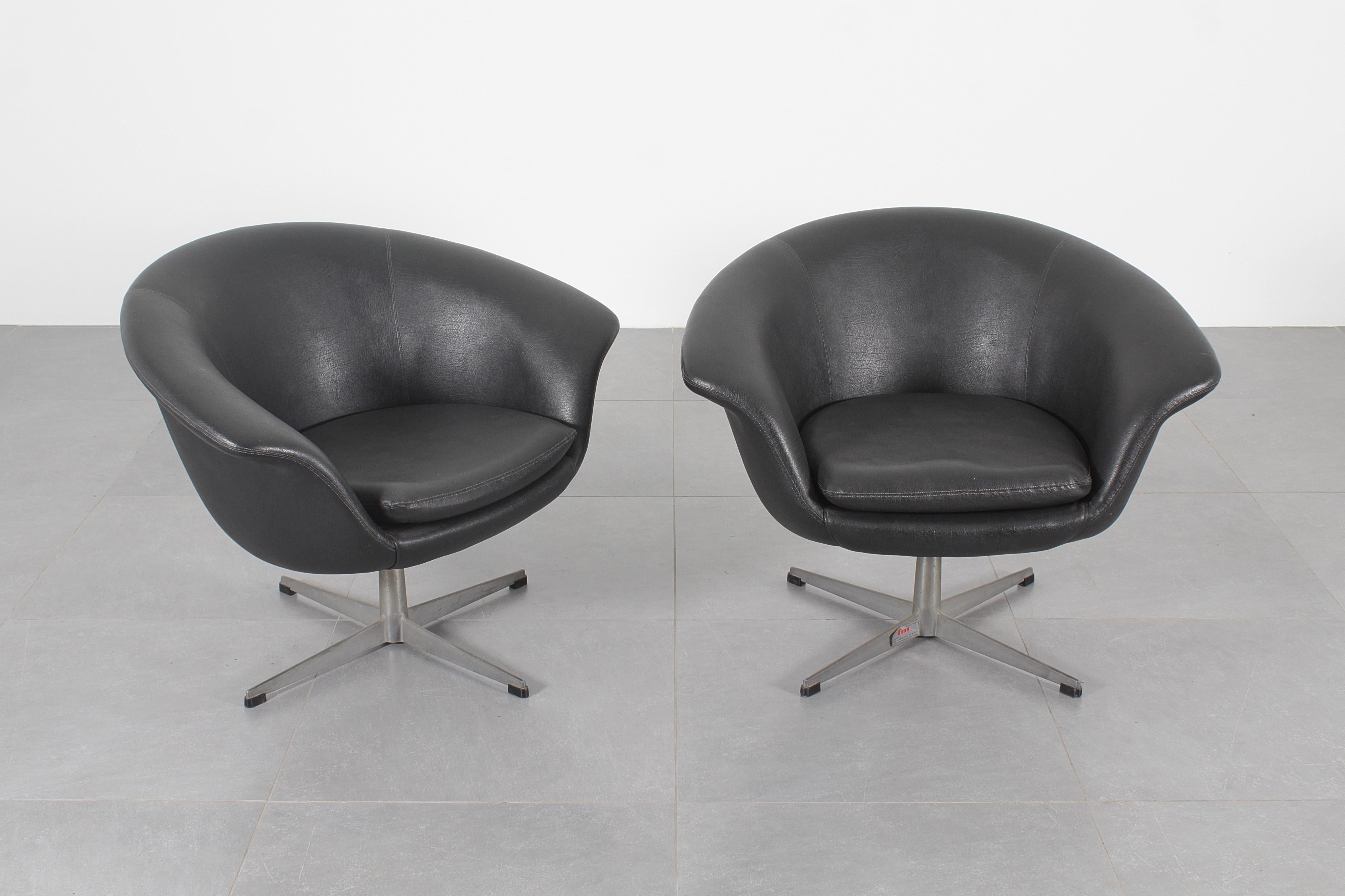 Svizzero Set di 2 poltrone girevoli in skai e metallo in stile Carl Eric Klote 1960 Svezia in vendita