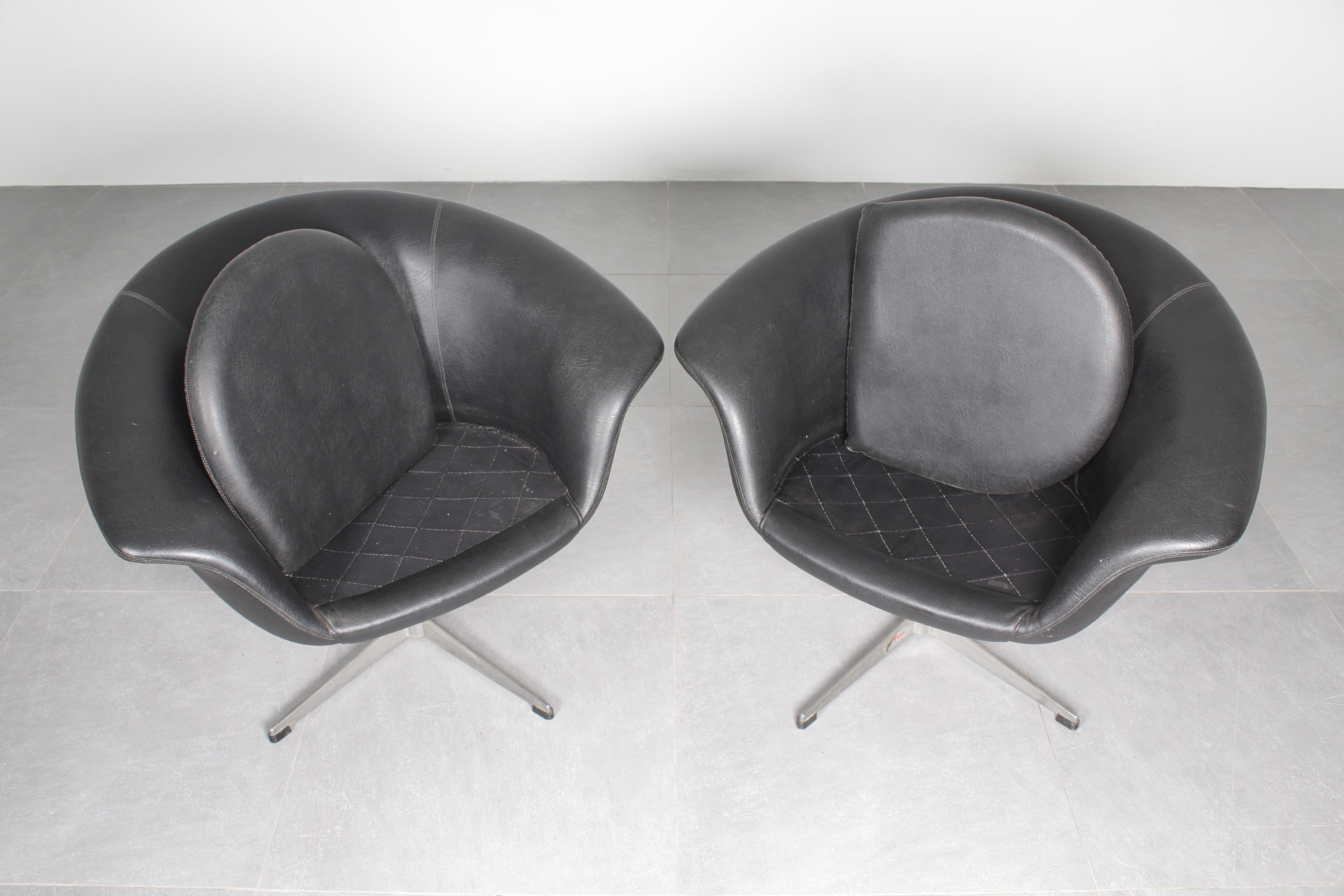 Set di 2 poltrone girevoli in skai e metallo in stile Carl Eric Klote 1960 Svezia In condizioni buone in vendita a Palermo, IT