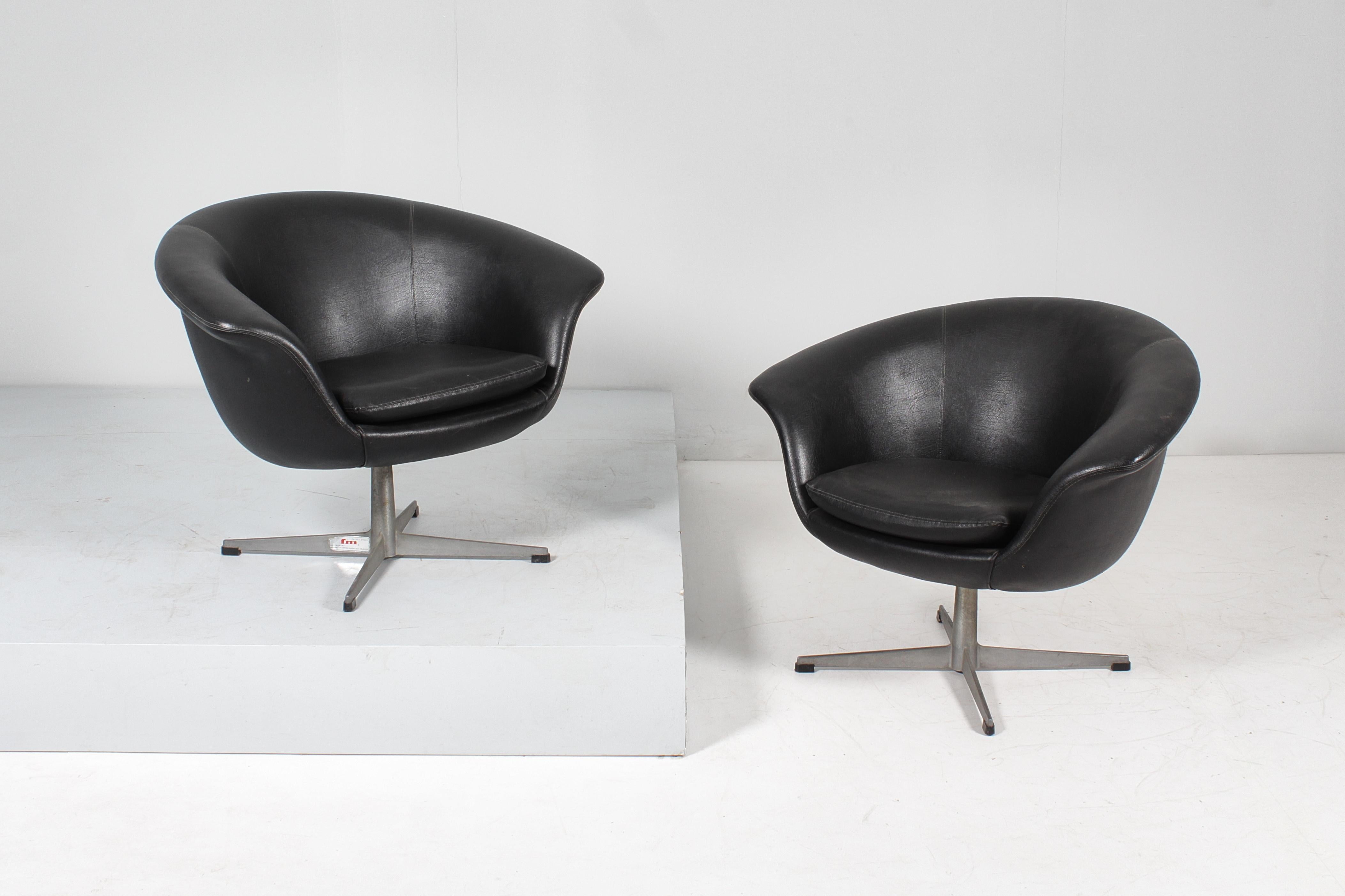 Set di 2 poltrone girevoli in skai e metallo in stile Carl Eric Klote 1960 Svezia in vendita 4