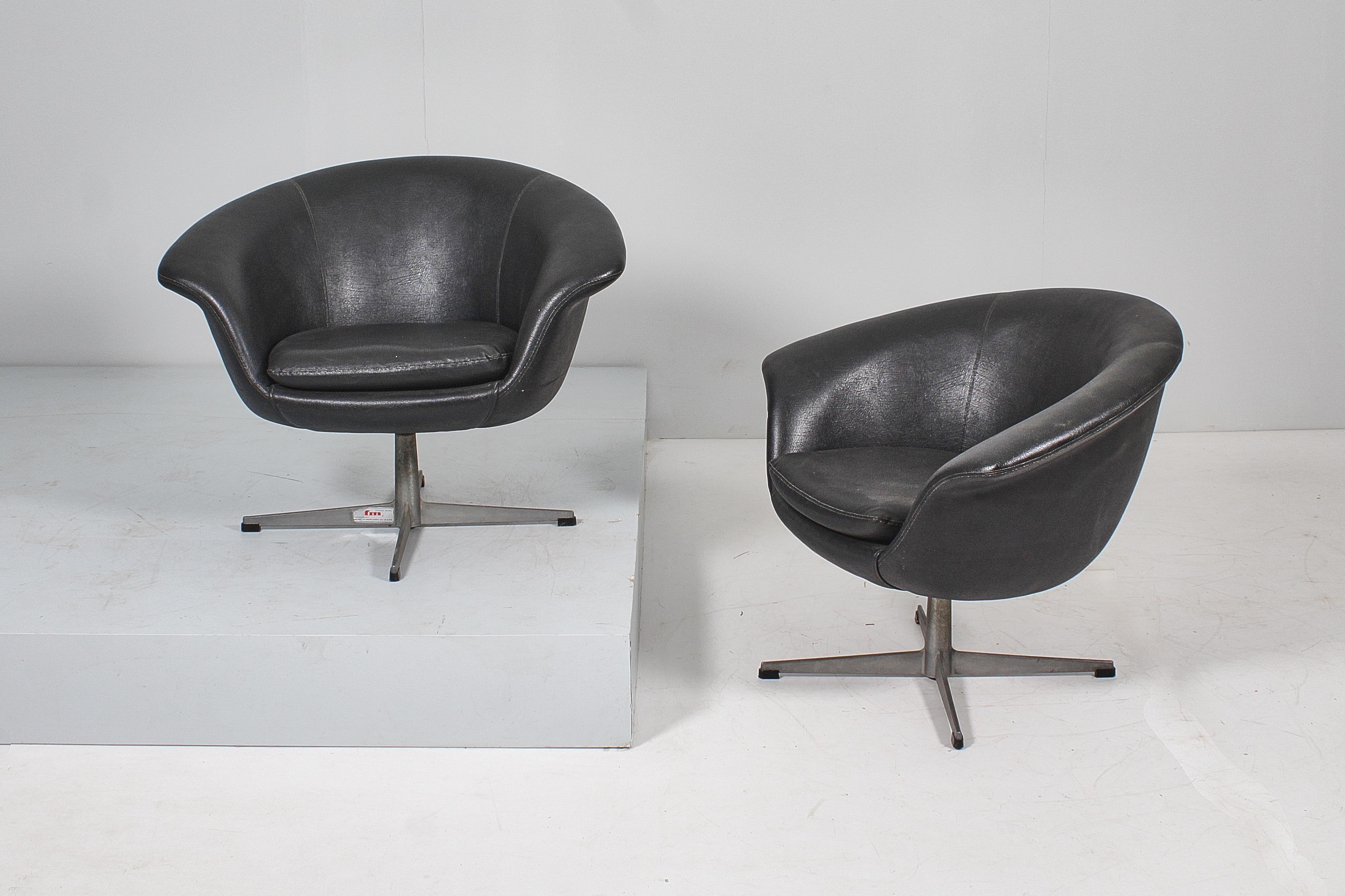 Set di 2 poltrone girevoli in skai e metallo in stile Carl Eric Klote 1960 Svezia in vendita 3