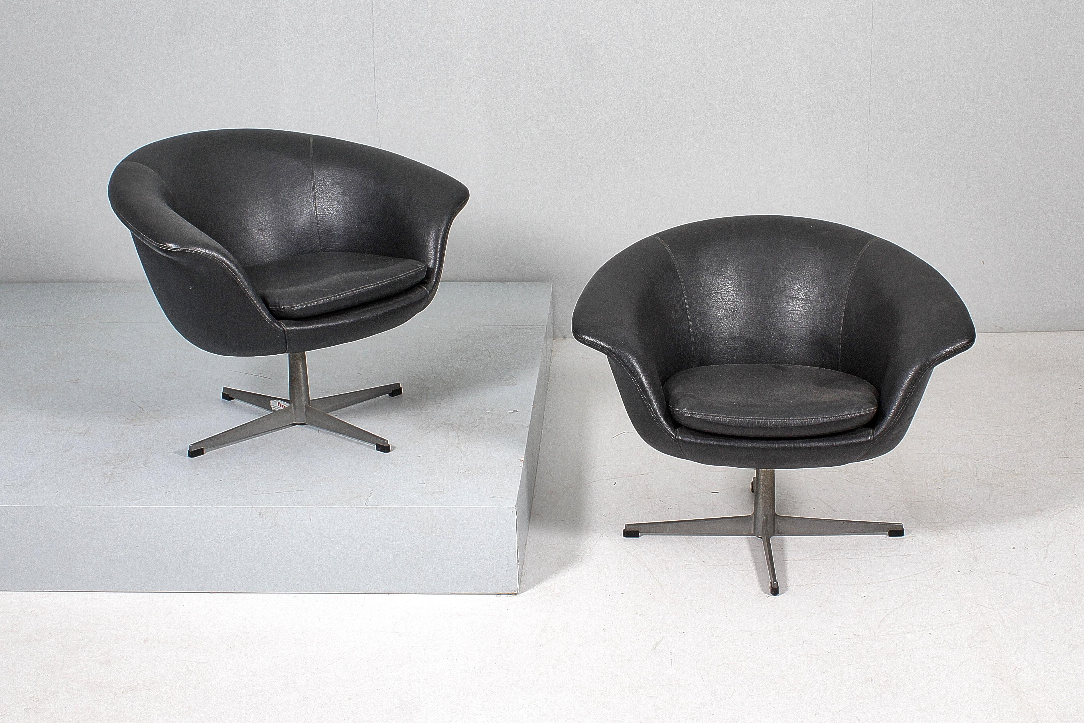 Set di 2 poltrone girevoli in skai e metallo in stile Carl Eric Klote 1960 Svezia in vendita 2