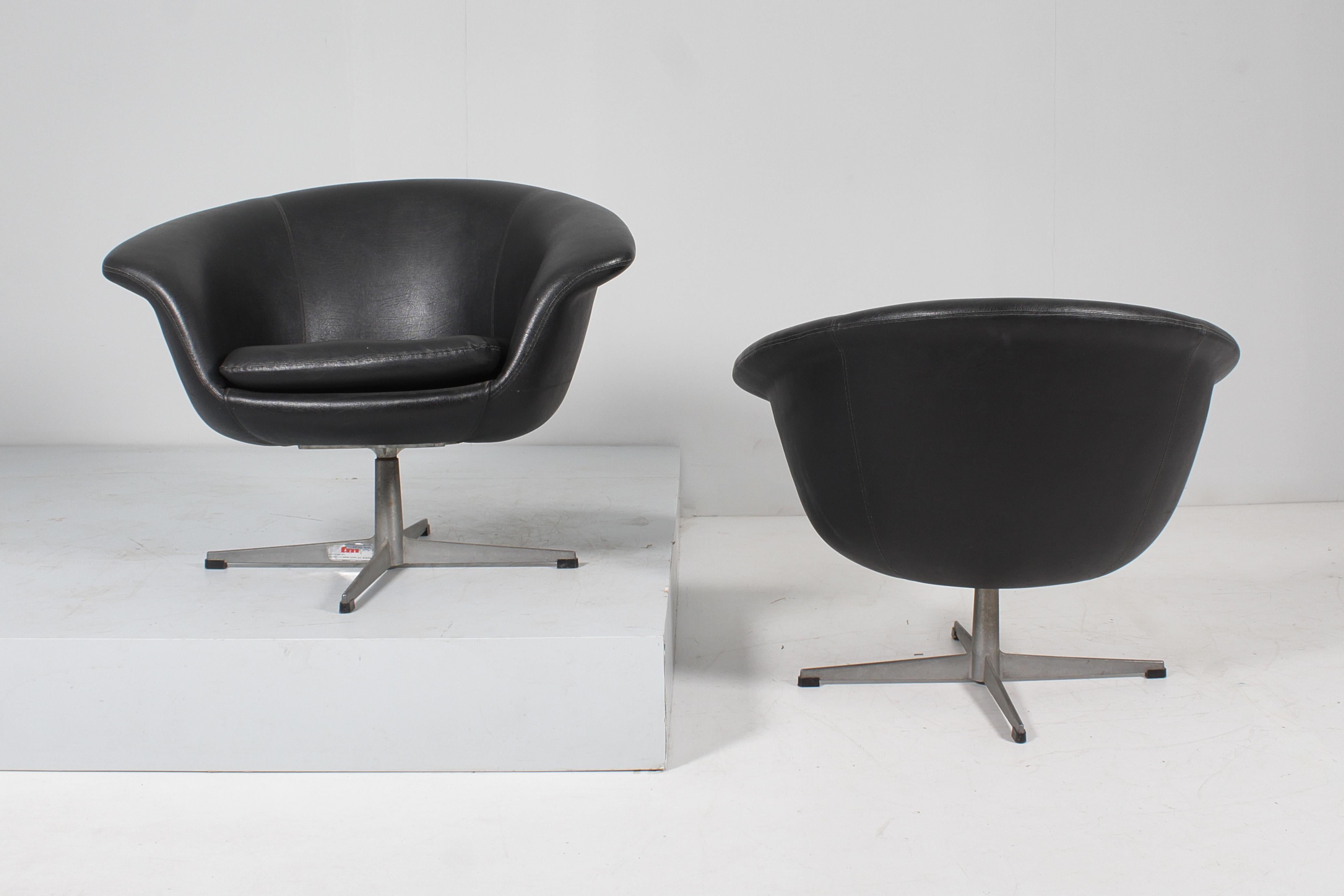 Set di 2 poltrone girevoli in skai e metallo in stile Carl Eric Klote 1960 Svezia in vendita 5