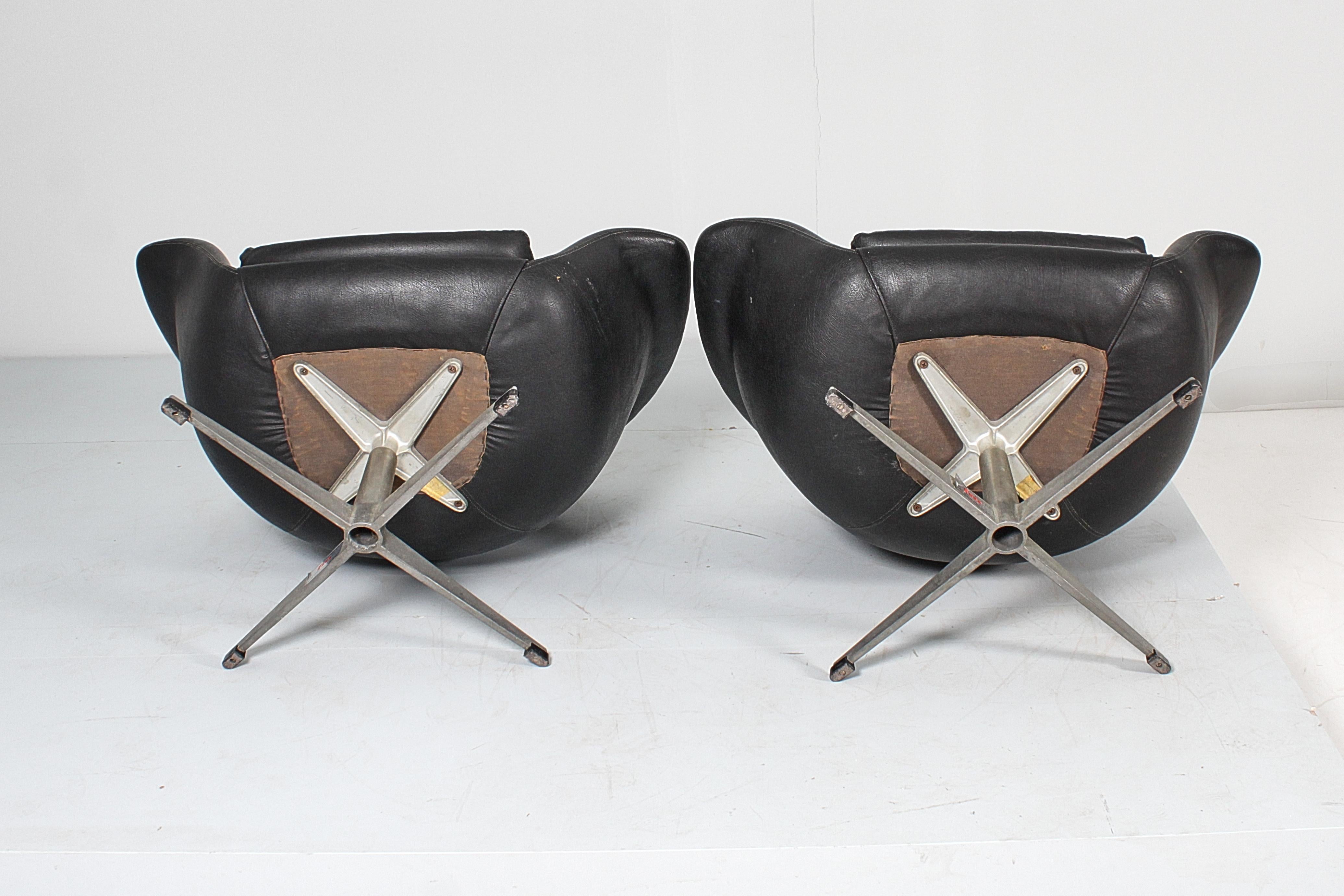 Set di 2 poltrone girevoli in skai e metallo in stile Carl Eric Klote 1960 Svezia in vendita 13