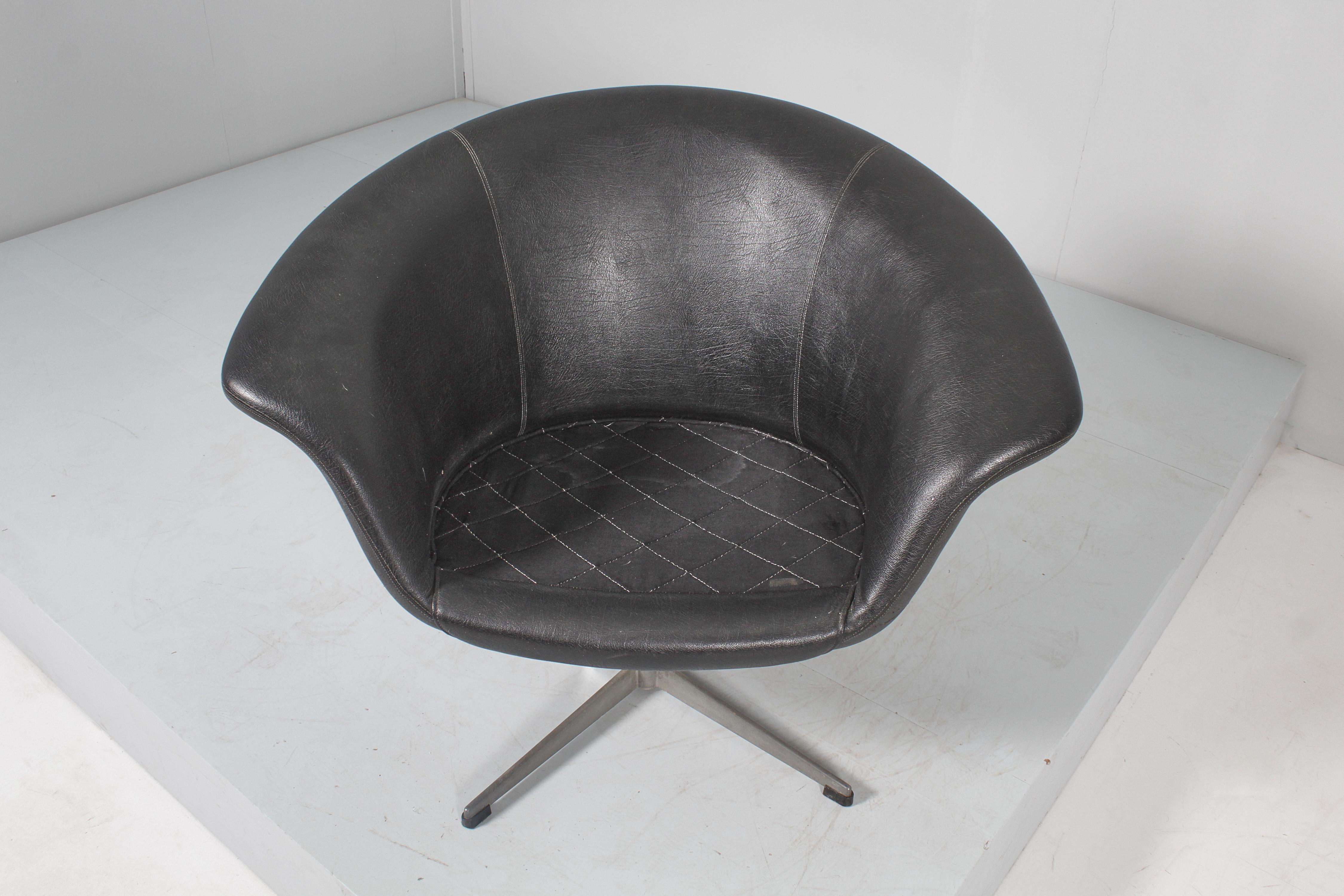 Set di 2 poltrone girevoli in skai e metallo in stile Carl Eric Klote 1960 Svezia in vendita 7