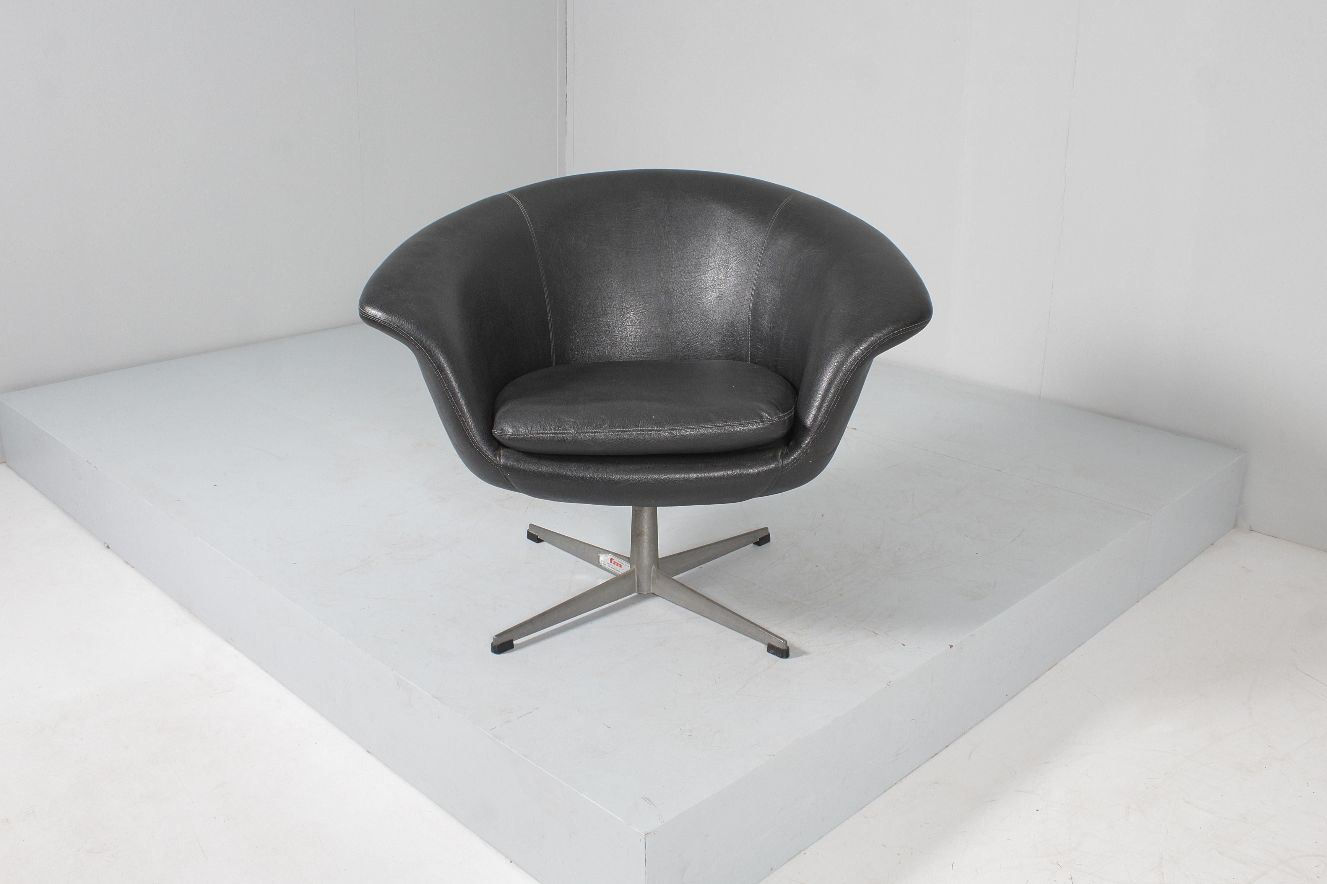 Set di 2 poltrone girevoli in skai e metallo in stile Carl Eric Klote 1960 Svezia in vendita 6