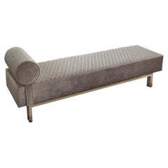 Banc tapissé de détails chromés dorés de la collection Giorgio Infinity