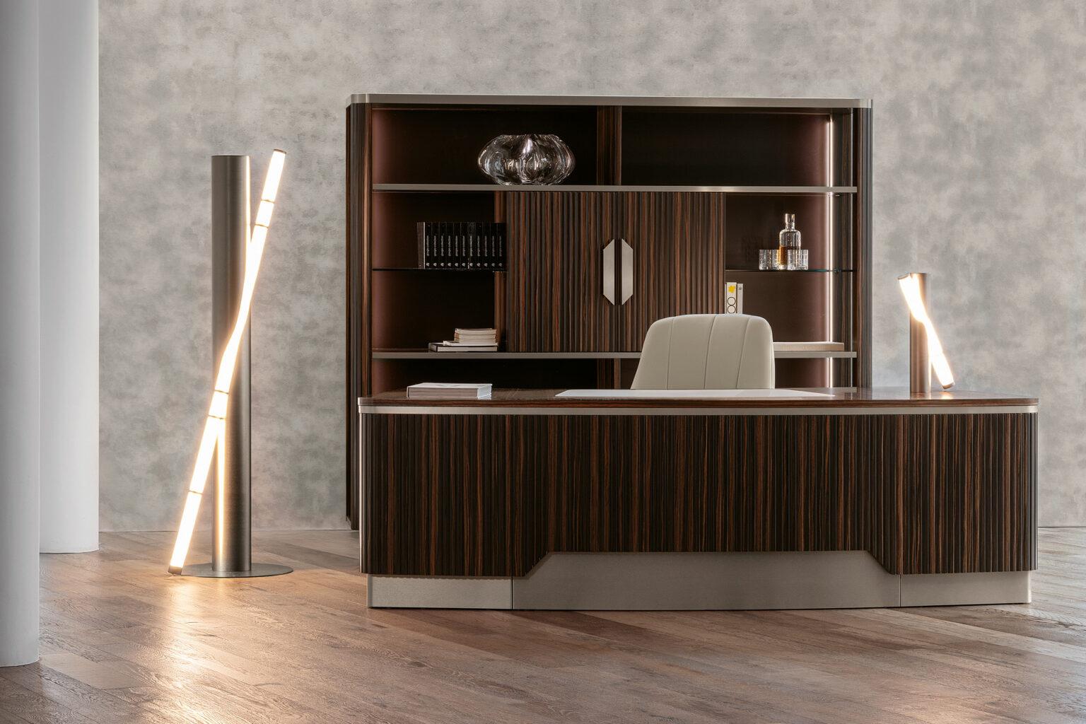 Bureau présidentiel incurvé en placage d'ébène de Makassar satiné et nervuré. Compléter avec
pad en cuir inséré avec le logo de Giorgio Collectional. 2 tiroirs à sortie totale avec partie inférieure en tissu velours et 1 tiroir classeur de chaque