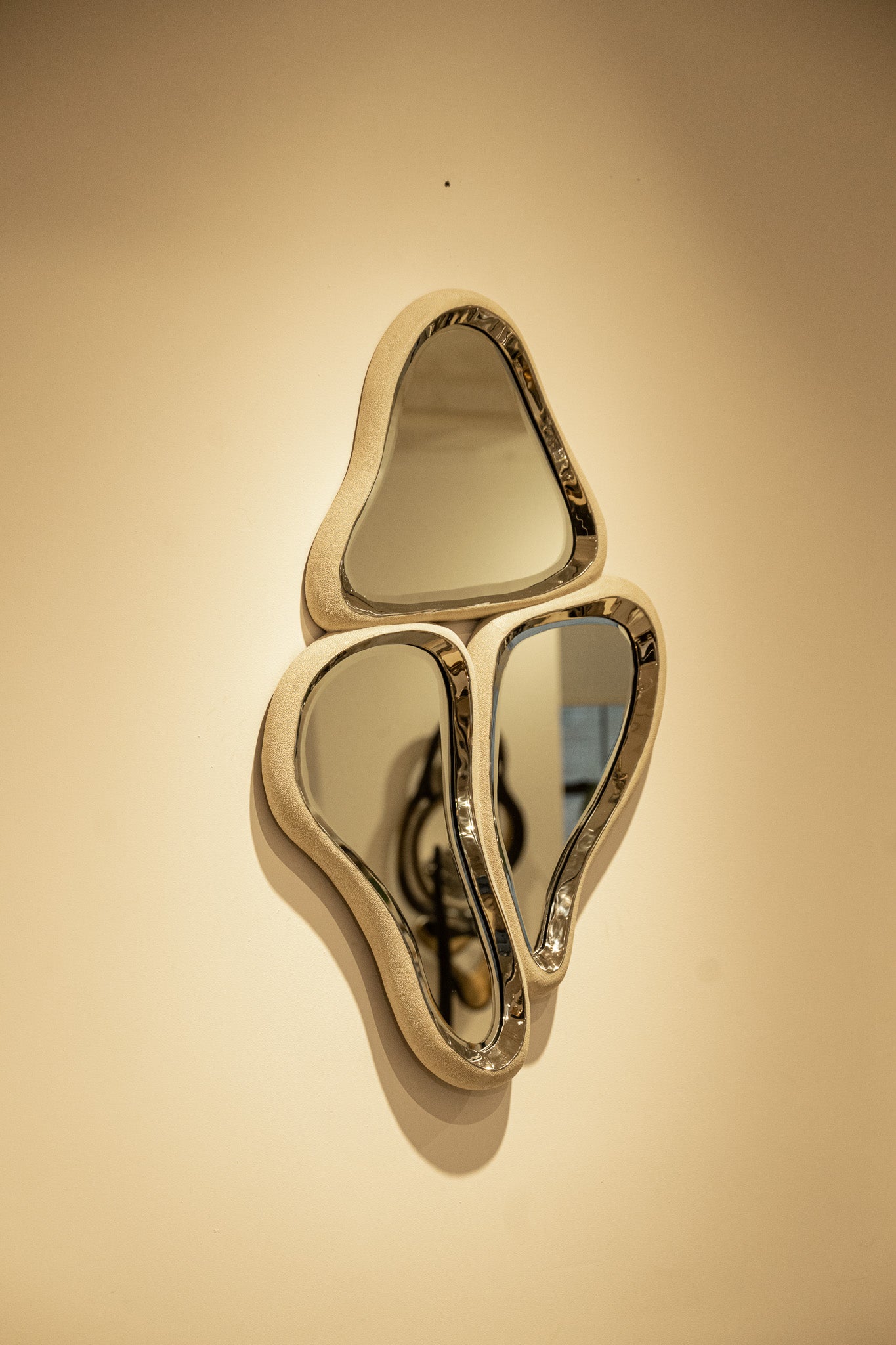 Specchio scultoreo in zigrino crema e ottone patinato di Kifu Paris