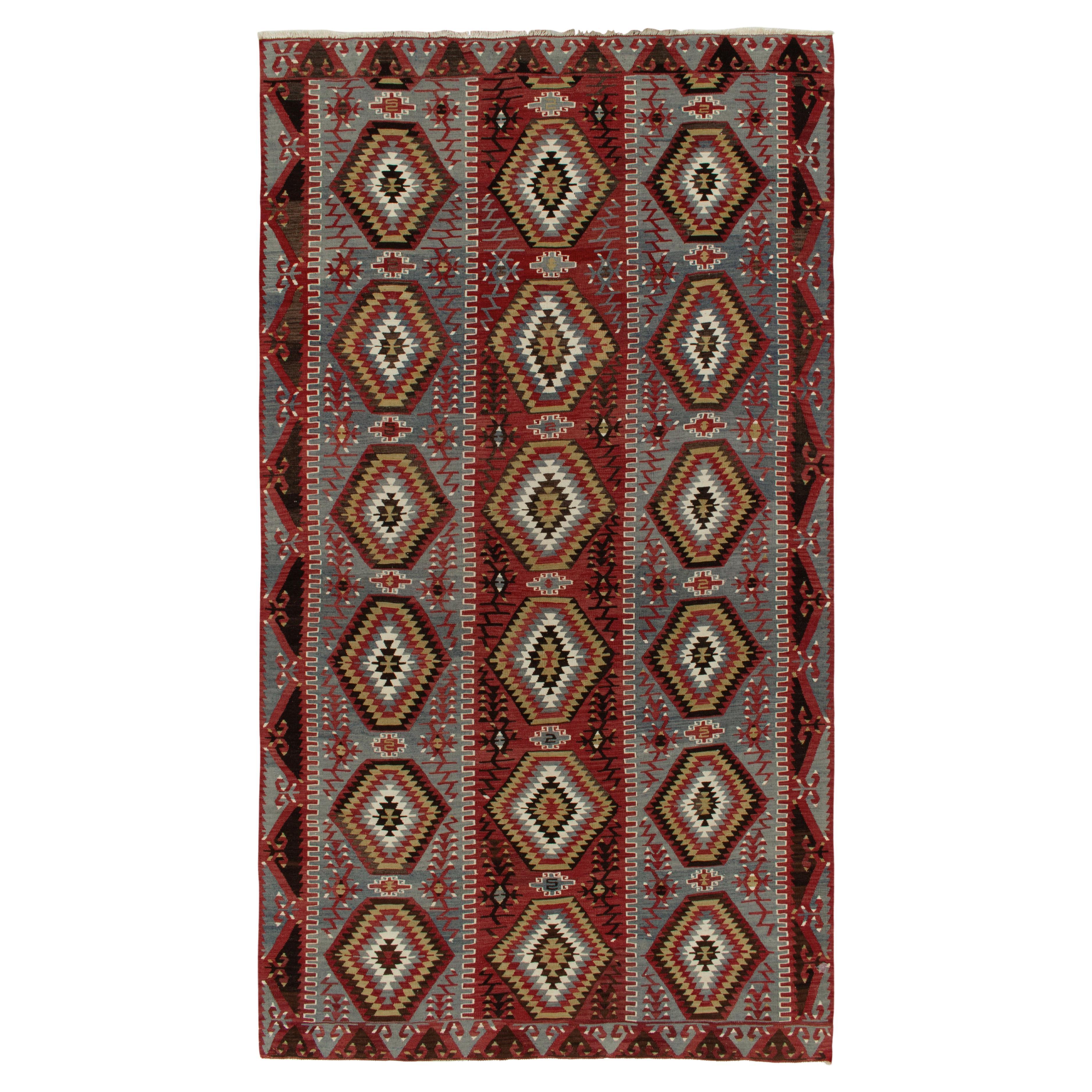 Kilim vintage de los años 50 en azul, rojo y blanco con motivos geométricos tribales by Rug & Kilim