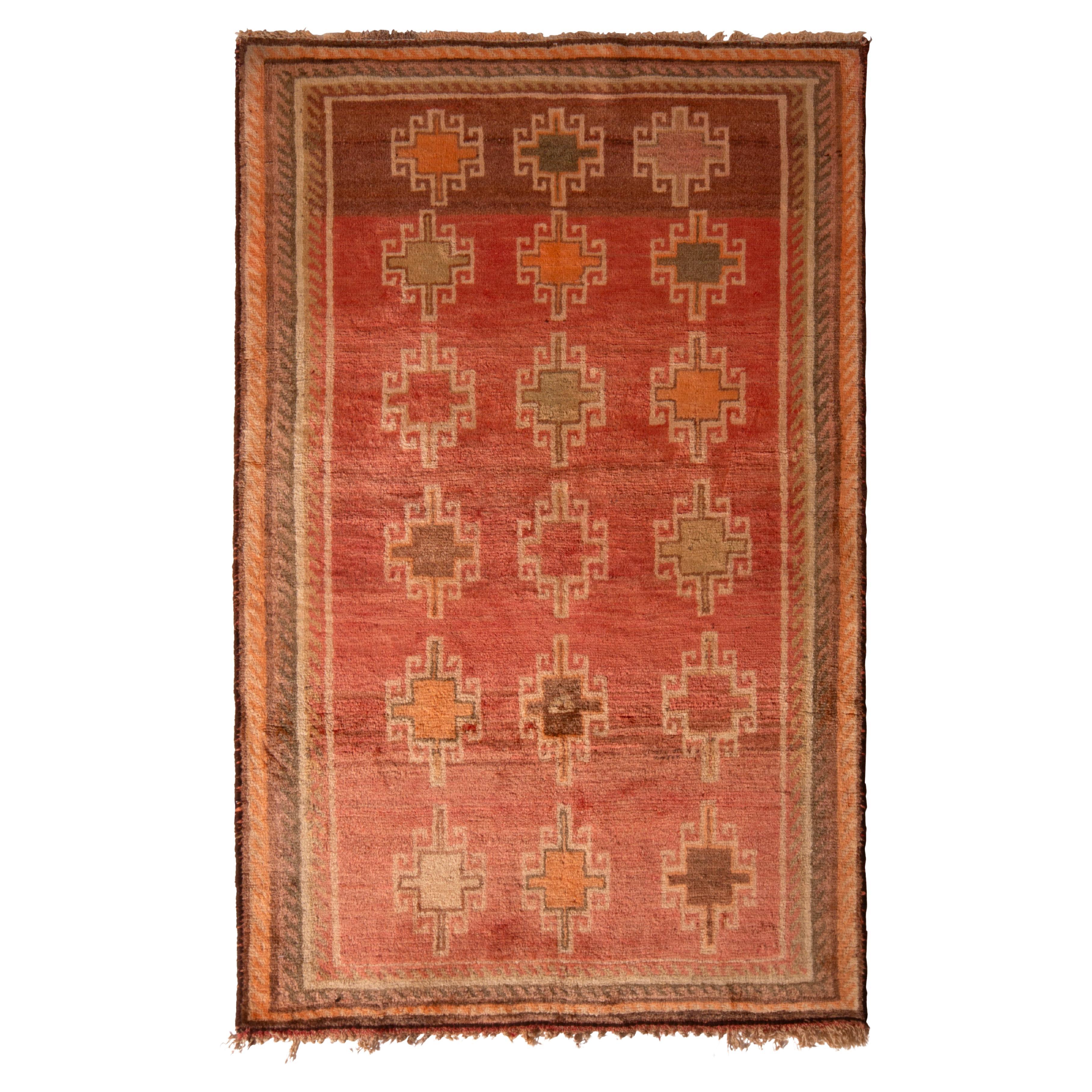 Tapis Gabbeh ancien en laine persane tribale orange corail et rouge par Rug & Kilim