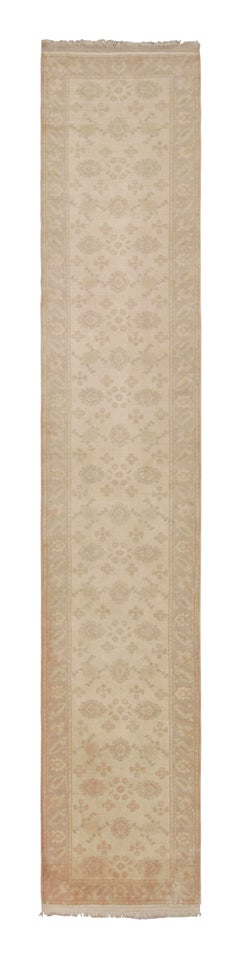 Antiker rumänischer Oushak Läufer in Beige und Braun mit geometrischem Muster von Teppich & Kelim, Teppich