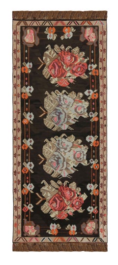 Bessarabischer Kilim Schwarz Beige Rot Floral Türkischer Teppich aus der Mitte des Jahrhunderts von Rug & Kilim