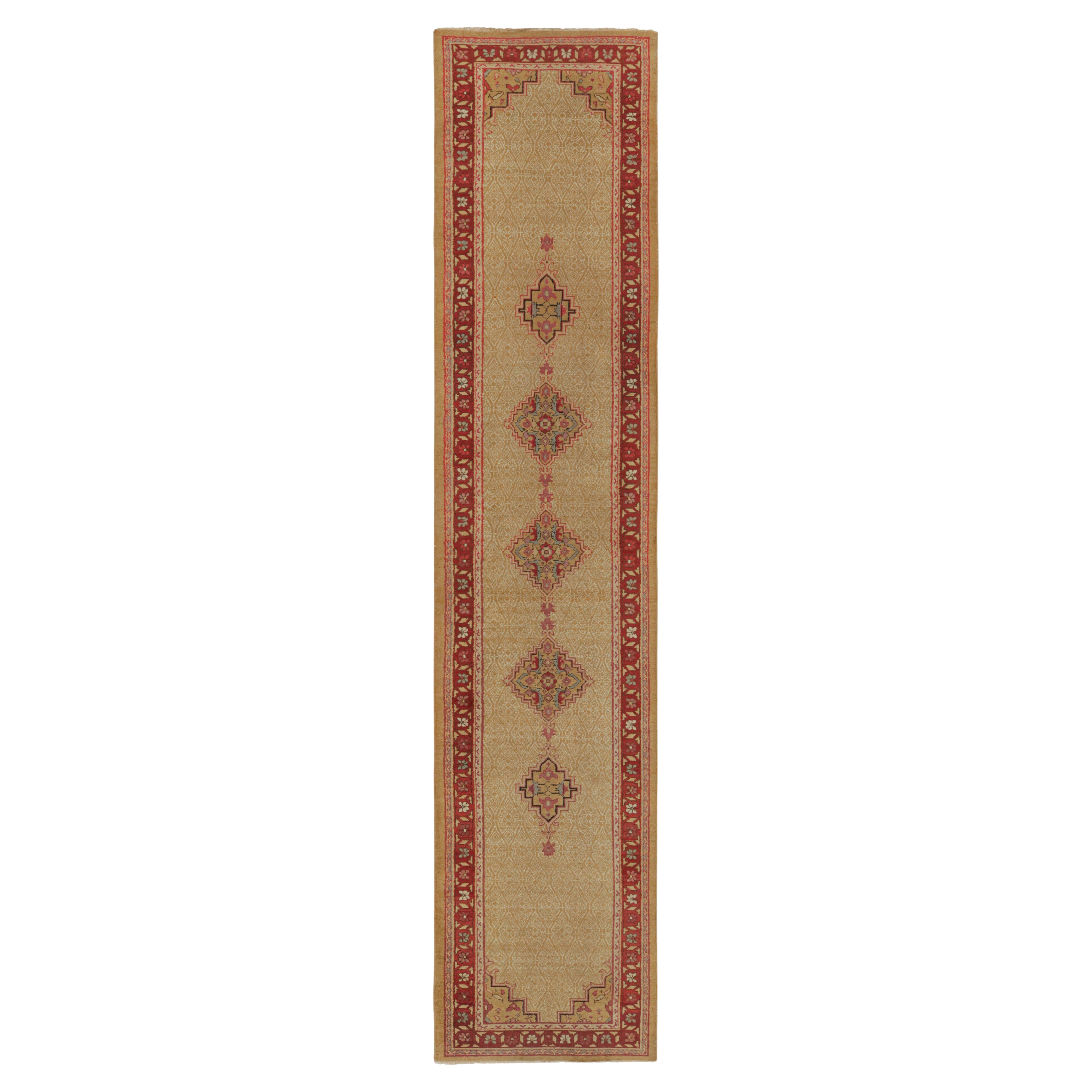 Tapis de couloir ancien en laine géométrique florale Agra rouge et brun clair de Rug & Kilim