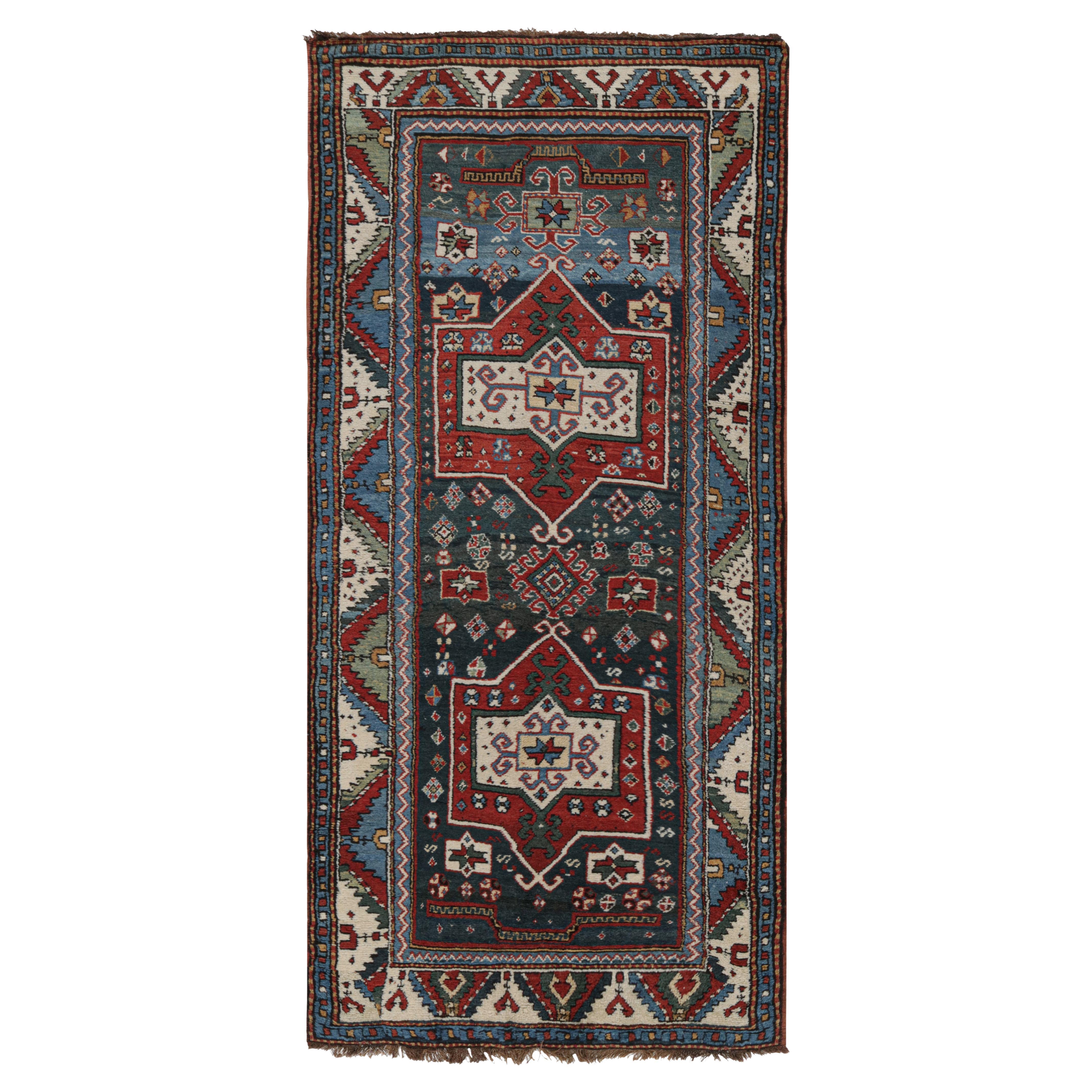 Tapis Shirvan ancien en laine à motifs géométriques rouges et bleus par Rug & Kilim