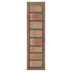 Antiker antiker Khotan-Läufer aus Wolle in Rosa und Blau mit geometrischem Muster von Teppich & Kelim