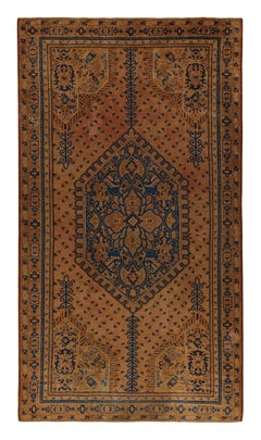 Übergroßer antiker europäischer Teppich in Brown mit blauem Medaillon, von Rug & Kilim