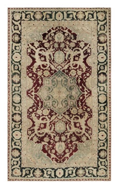 Tapis ancien d'Agra en bourgogne et crème avec médaillon floral - Rug & Kilim