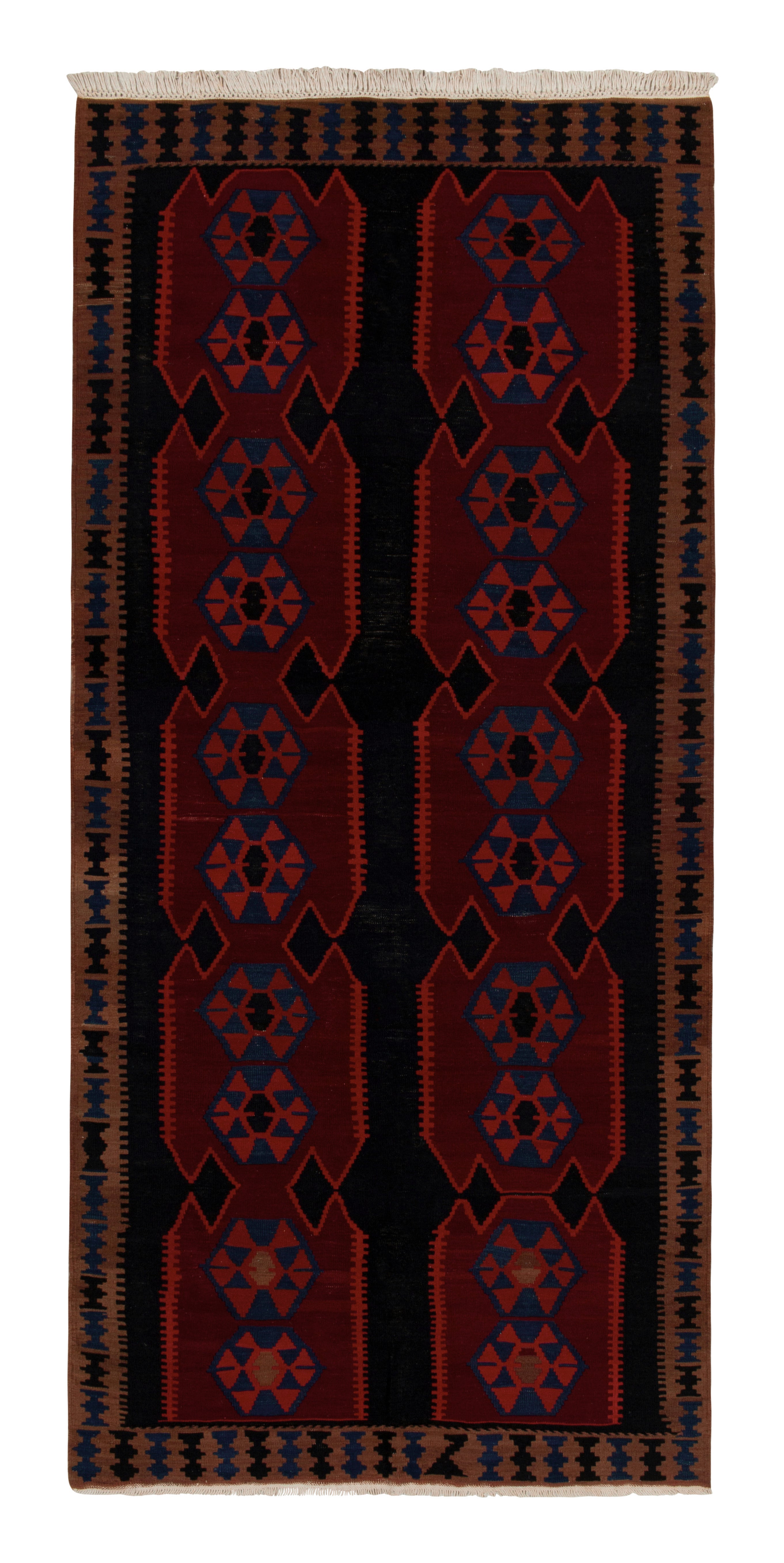 Tapis Kilim Ghazvin vintage noir avec motif géométrique rouge et bleu par Rug & Kilim