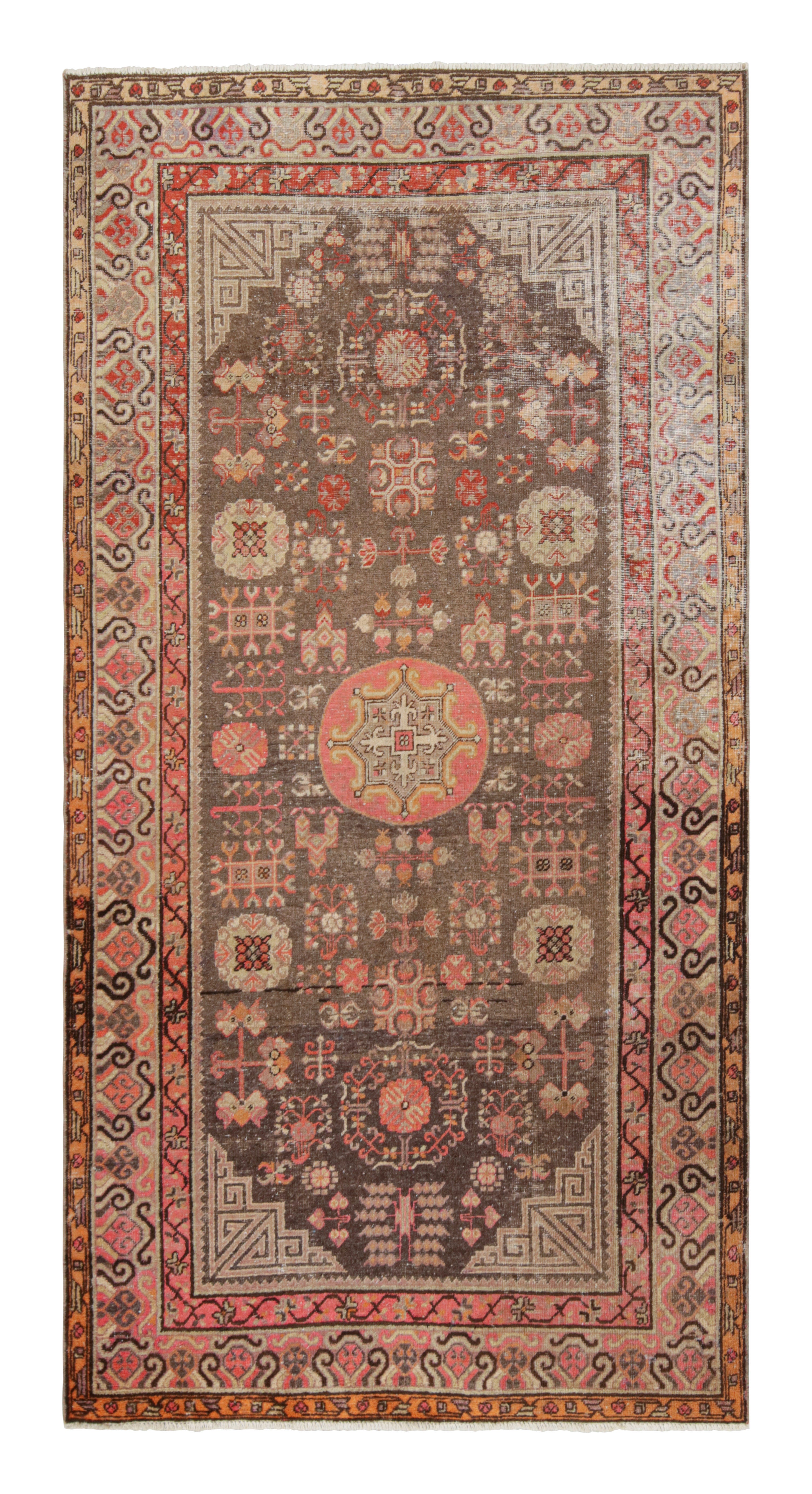 Tapis Khotan ancien noué à la main à motif de médaillon beige-marron par Rug & Kilim