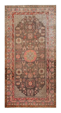 Handgeknüpfter antiker Khotan-Teppich mit beigem und braunem Medaillonmuster von Rug & Kilim