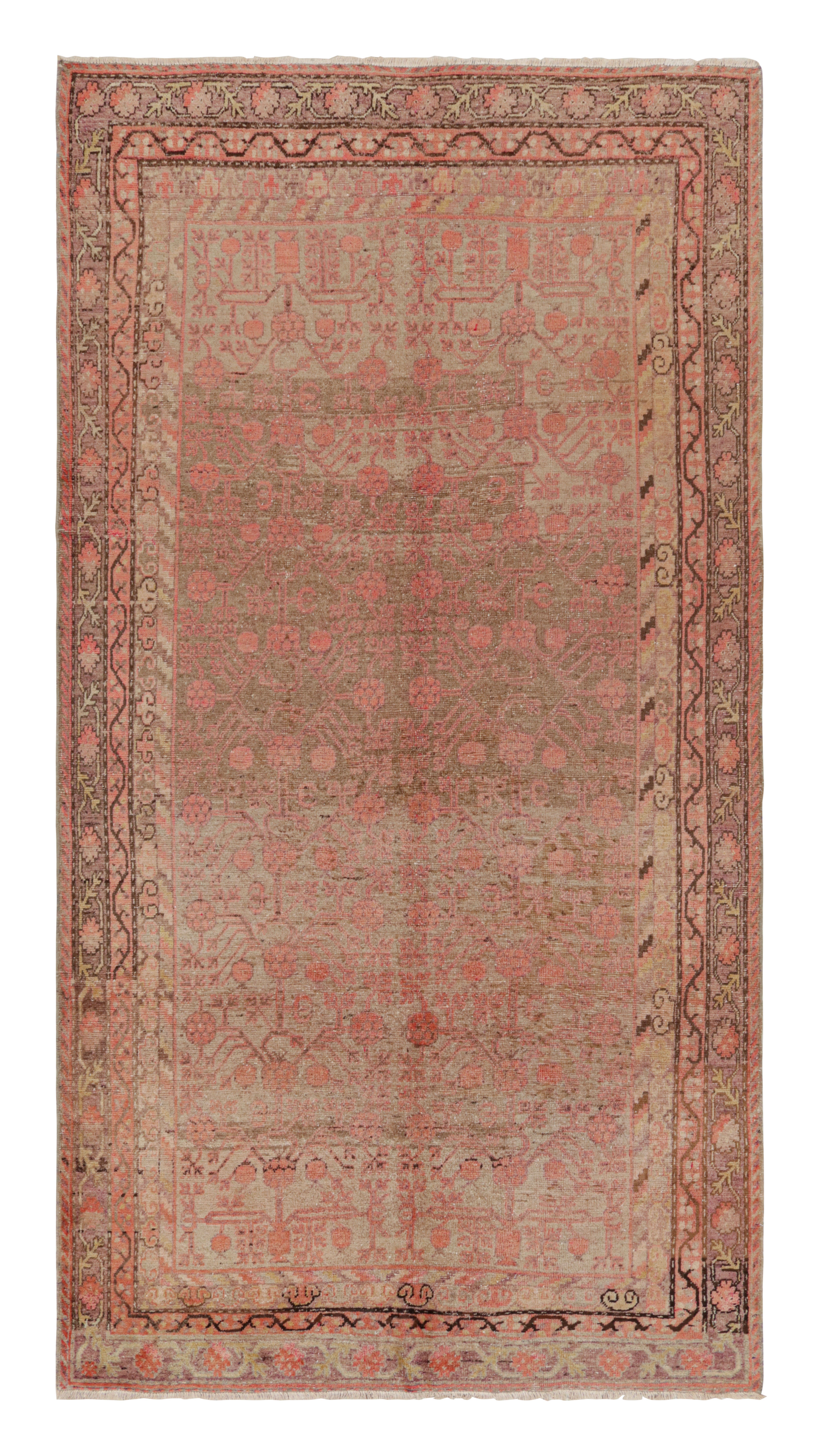 Tapis Khotan transitionnel en laine rose et beige mi-siècle par Rug & Kilim