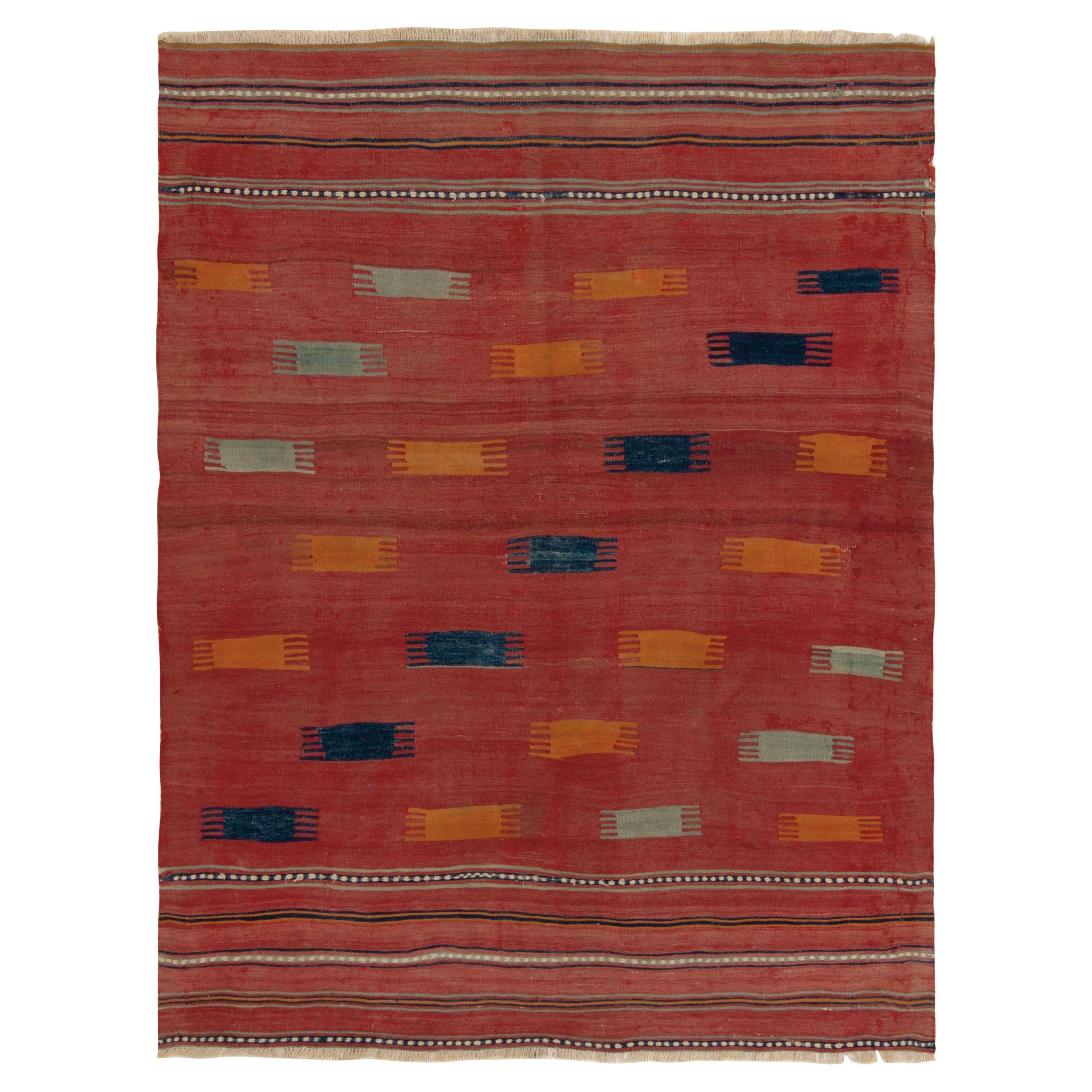 Antiker Stammes-Kelim-Teppich in Rot, Blau mit geometrischem Stammes-Muster von Teppich & Kelim