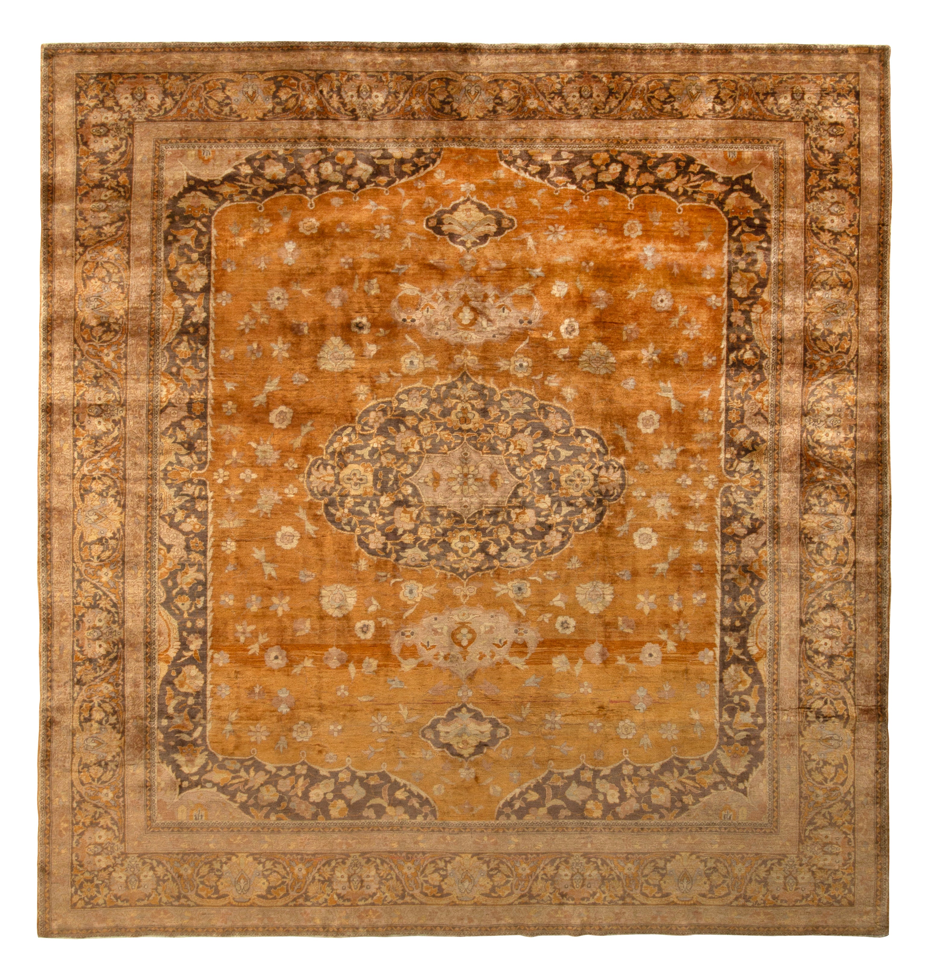 Alfombra Hereke Antigua Anudada a Mano con Medallón Dorado de Rug & Kilim