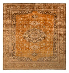 Alfombra Hereke Antigua Anudada a Mano con Medallón Dorado de Rug & Kilim